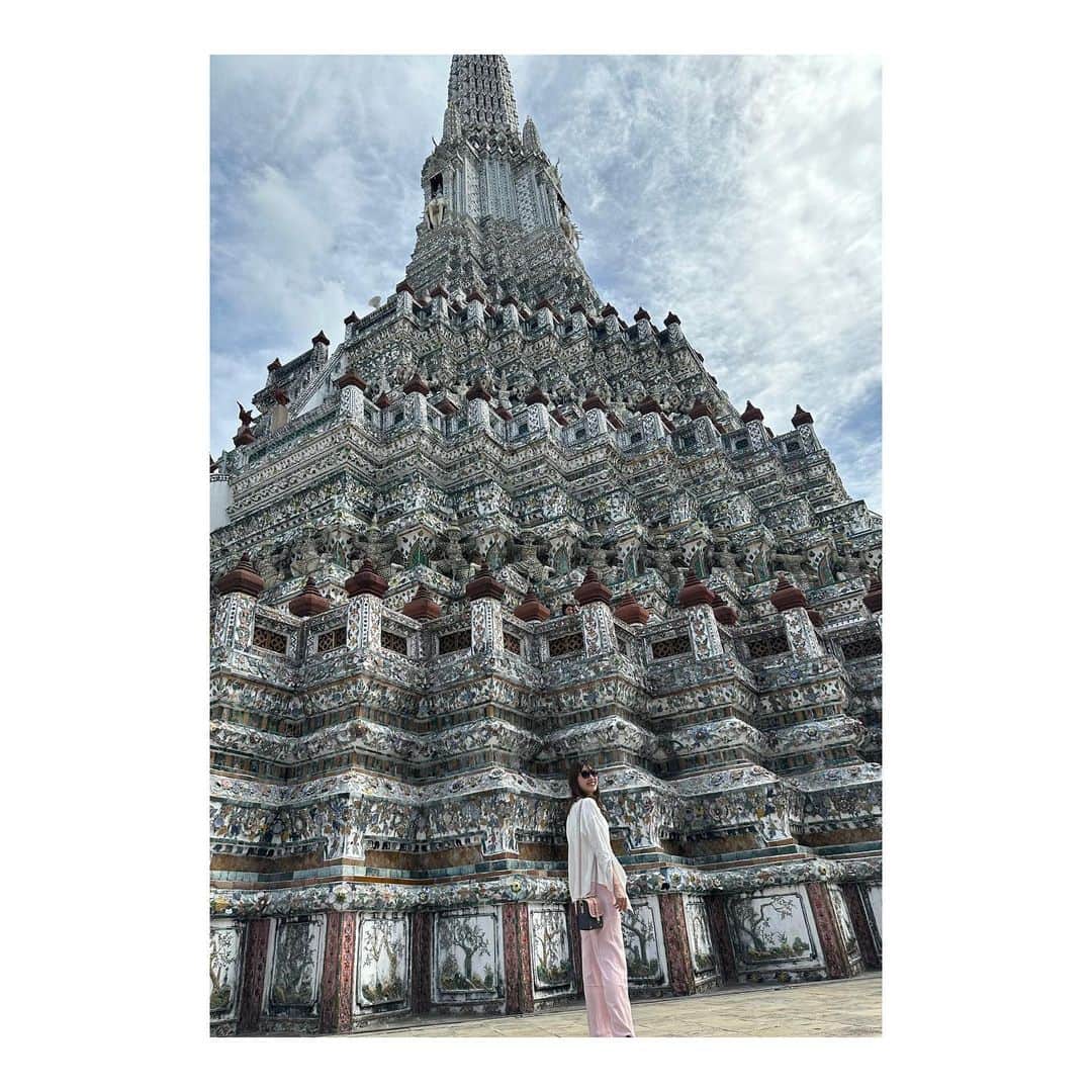 香音有希さんのインスタグラム写真 - (香音有希Instagram)「ワットアルン 別名　暁の寺  Wat Arun Ratchawararam (Phraprang Wat Arun Ratchawararam Ratchawora Mahawi) . とにかく美しい。 圧倒される。 ものすごく好きなお寺の1つになりました。 よく見るとお皿みたいな陶器がたくさん埋まってる✨  これは、是非、写真より 生で見て欲しいと思う場所。 後悔はさせない美しさです(何者)  #タイ留学 #thailand  #bangkok  #watarun  #ワットアルン #暁の寺」6月28日 20時47分 - kaonyuki_yukako