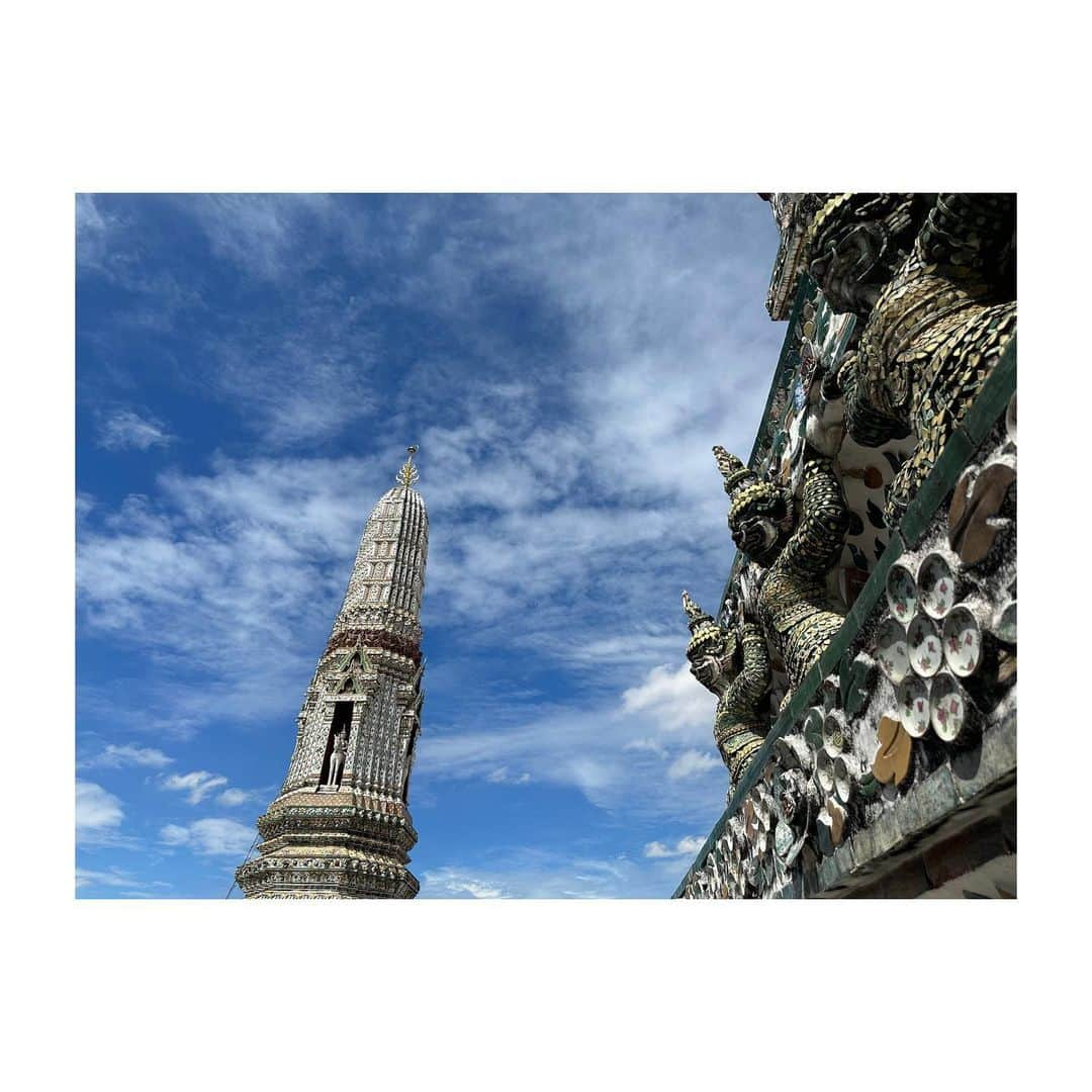 香音有希さんのインスタグラム写真 - (香音有希Instagram)「ワットアルン 別名　暁の寺  Wat Arun Ratchawararam (Phraprang Wat Arun Ratchawararam Ratchawora Mahawi) . とにかく美しい。 圧倒される。 ものすごく好きなお寺の1つになりました。 よく見るとお皿みたいな陶器がたくさん埋まってる✨  これは、是非、写真より 生で見て欲しいと思う場所。 後悔はさせない美しさです(何者)  #タイ留学 #thailand  #bangkok  #watarun  #ワットアルン #暁の寺」6月28日 20時47分 - kaonyuki_yukako