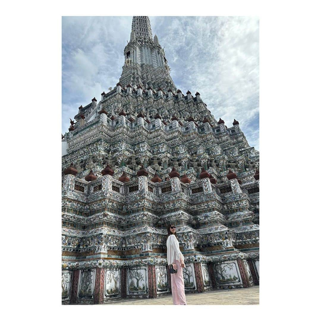 香音有希のインスタグラム：「ワットアルン 別名　暁の寺  Wat Arun Ratchawararam (Phraprang Wat Arun Ratchawararam Ratchawora Mahawi) . とにかく美しい。 圧倒される。 ものすごく好きなお寺の1つになりました。 よく見るとお皿みたいな陶器がたくさん埋まってる✨  これは、是非、写真より 生で見て欲しいと思う場所。 後悔はさせない美しさです(何者)  #タイ留学 #thailand  #bangkok  #watarun  #ワットアルン #暁の寺」