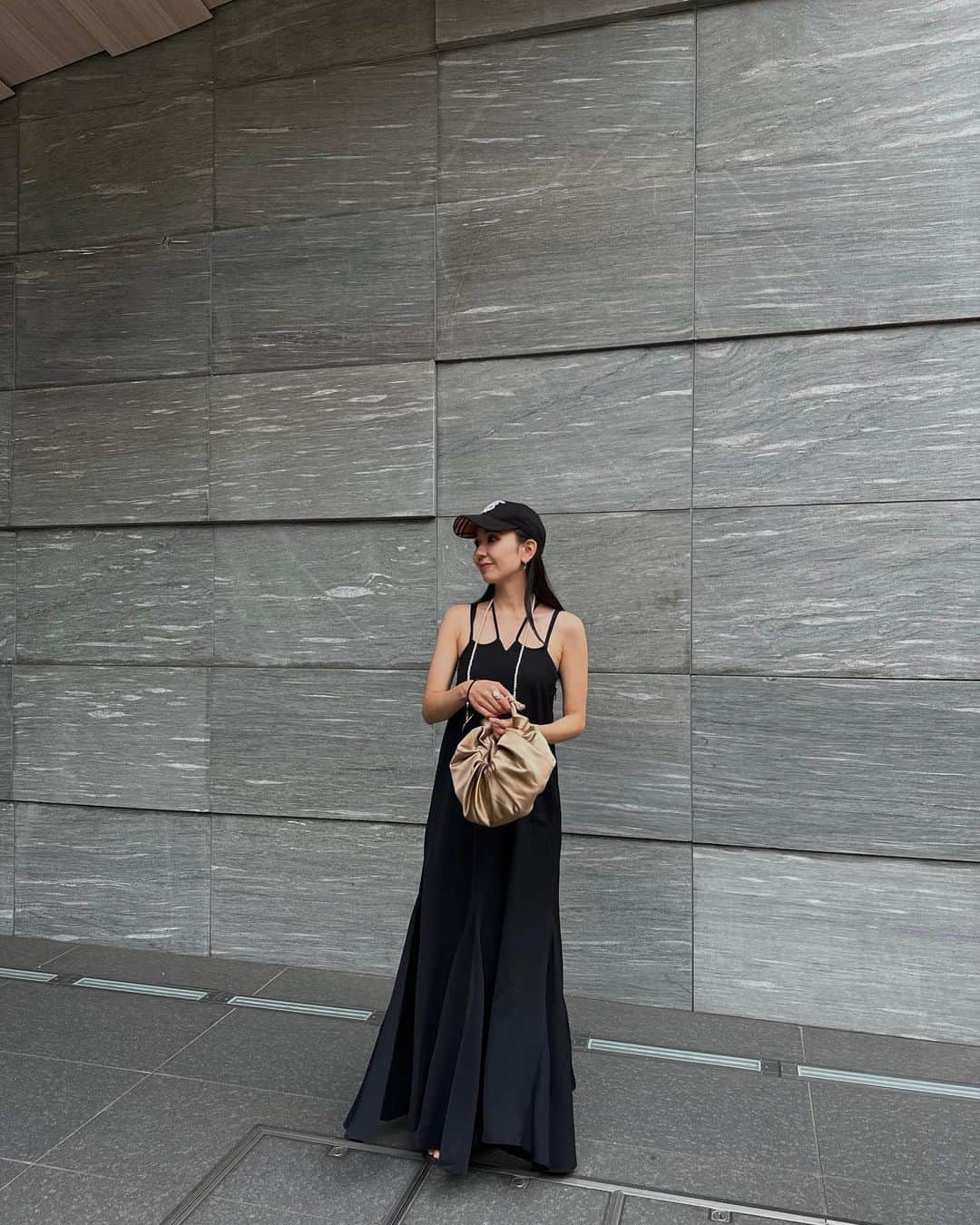 鈴木詩織のインスタグラム：「裾のボリューム感が素敵なワンピ🖤  長さ調整もできるのだけど、ズルズル丈で着たかったのでこれくらいにしてみたよ☺️ @glamlipsofficial  届いたばかりの @seadsmara のネックレス&眼鏡チェーンもつけてみたよ♡ 使わないときはかけてればいいので楽ちん☀️  ⁡  #shiorin_styling#GlamLips#グラムリップス#seadsmara#シーズマーラ」
