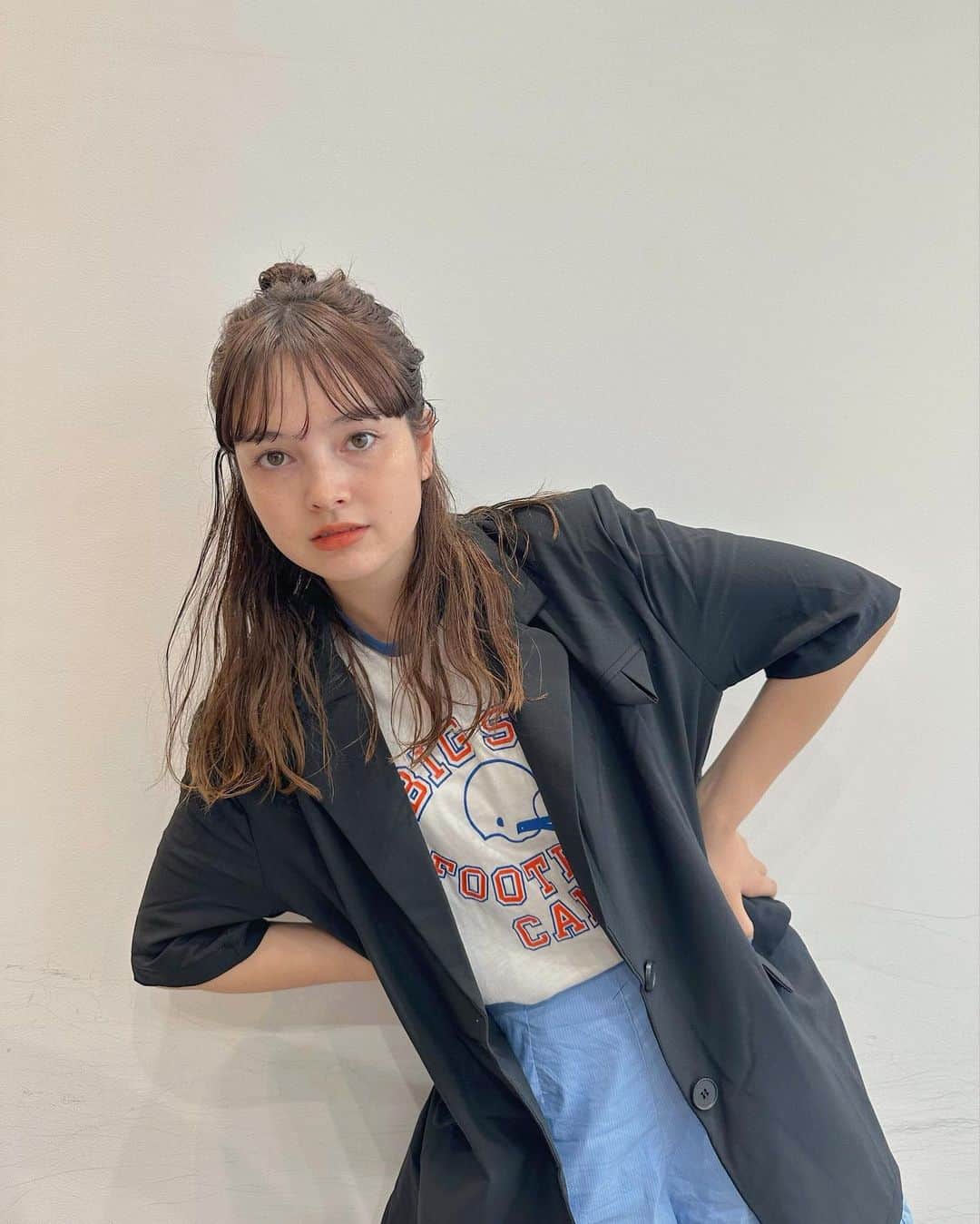 Momoのインスタグラム：「. 地毛っぽいベージュも人気♡♡ . .  . ✔️画像を保存してカウンセリングの 時にみせてください♡♡ .  イメージを変えたいけど短くするのも ブリーチをするのも勇気がいる🥺 . そんな方にも幅広くその方にあった提案 をさせて頂き一緒におしゃれを楽しみましょう♡ . ブリーチカラーは【ケアブリーチ】を 推奨しております♡ . ケアブリーチは従来よりも髪の毛への ダメージが94%cutされます！ . ブリーチなしのダブルカラーも 提案させて頂きますのでぜひご相談ください♡ . 12／3から 新店舗　GARD/ëN (ガーデン／エン) がopen♡♡ . 場所は表参道♡♡ 新しいこだわりのつまったお店で ぜひお会いできるのを楽しみに お待ちしております♡♡ . . ご予約はTOPからご予約サイト に飛べます✈︎♡(料金もそちらを参考に) . ご新規様も喜んでお待ちしております♡ . お電話.DMからも受け付けております♡ (DMは返信が遅くなる可能性が ございますのでそちらご了承下さい🙇‍♀️)  . .  〒150-0001 東京都渋谷区神宮前5-39-2 2F . TEL☎︎ 03-6712-5995 . 表参道駅から徒歩5分🚶🏼‍♀️(A1出口) ( 銀座線/千代田線/半蔵門線 ) . . 月 定休日 火・水　11:00〜20:00 木・金　12:00〜20:30 土　10:00〜19:00 日　10:00〜19:00 祝　10:00〜19:00 . . ぜひ、ご予約お待ちしてます♡♡ . codeアカウントはこちら   @__cd.momo____________ ♡ . ぜひフォローしてください♡ .」