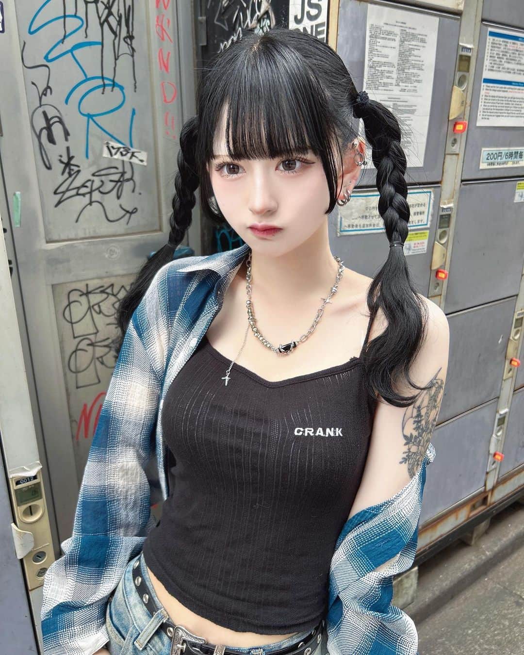 狐波ろんのインスタグラム：「最近こういう意味のわからない形したネックレス好きですね」