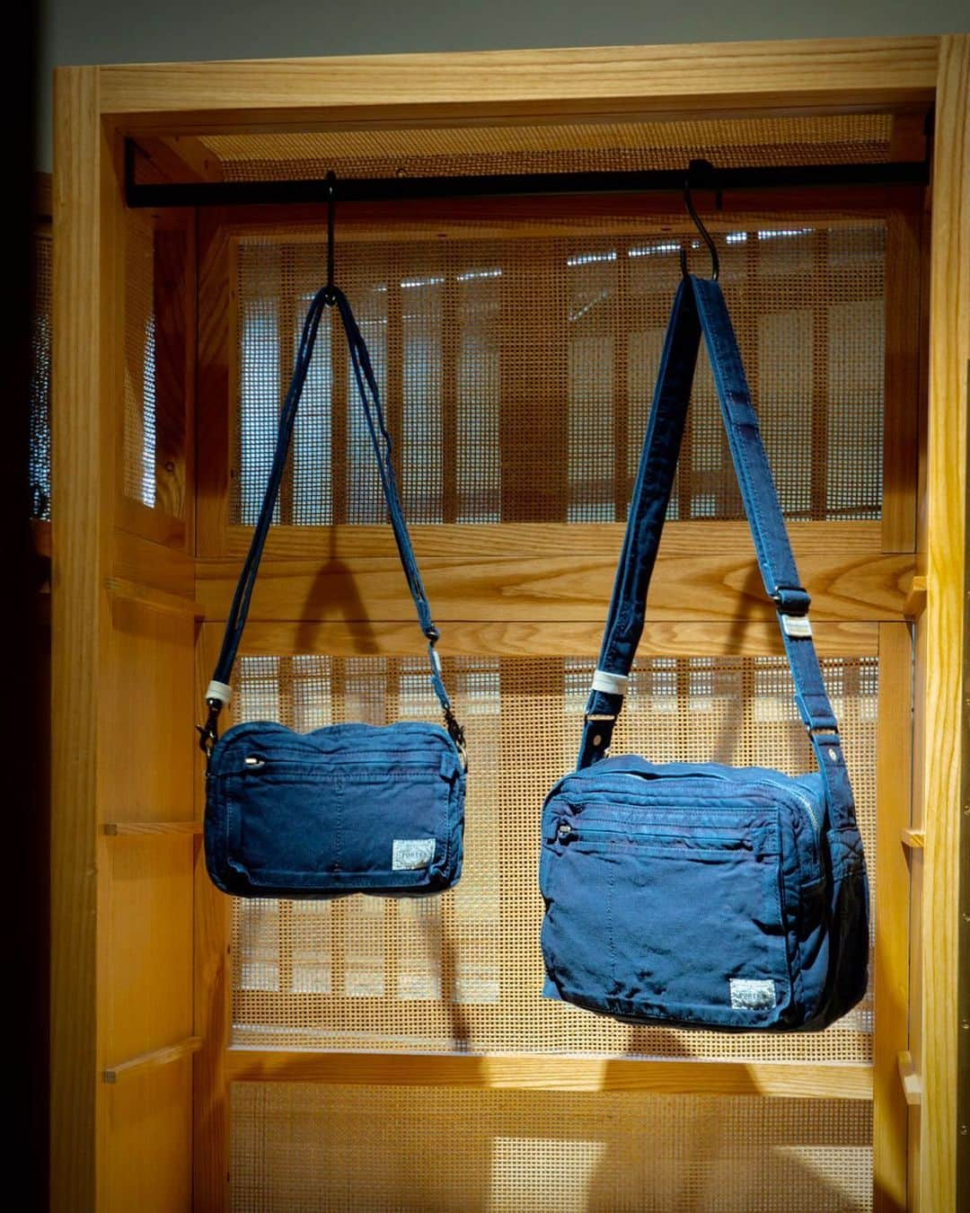 PORTER STANDさんのインスタグラム写真 - (PORTER STANDInstagram)「⁡ PORTER DEEP BLUE ⁡ SHOULDER BAG No.630-06444 ¥28,600(tax included) W270/H190/D110mm ⁡ SHOULDER BAG No.630-06445 ¥24,200(tax included) W210/H135/D50mm ⁡ 藍（インディゴ）を用いて京都の藍染め屋で染めたコットン生地を使用たシリーズ。 ⁡ 縫製後の仕上げとして、ストーンウォッシュ（製品洗い加工）を施し、使い込まれたコットン生地特有の素材感を表現しております。金具はユーズド感を演出するためにわざと剥げやすい塗装にしているため、一つ一つの剥げ方が異なっており、新品ながらも何年も使い込んだような独特な風合いを実現しました。 ⁡ 是非、店頭でお手に取ってご覧ください。 ⁡ ※吉田カバンオフィシャルオンラインストアからでもご購入いただけます。 ⁡ ※商品の詳細はプロフィールのURLからご覧いただけます。 ⁡ ※各店の営業時間は下記をご確認ください。 PORTER STAND SHINJUKU 11:00（土日祝10:30）〜21:00 PORTER STAND SHINAGAWA 8:00〜22:00（日祝21:00） PORTER STAND KYOTO 10:00〜18:00 ⁡ #yoshidakaban #porter #luggagelabel #potr #yoshida #porteryoshida #porterstand #shinjuku #shinagawa #kyoto #madeinjapan #japan #deepblue #shoulderbag #indigo #stonewash #吉田カバン #ポーター #ポータースタンド #新宿 #品川 #京都 #ルミネエスト #駅ナカ #産寧坂 #ディープブルー #ショルダーバッグ #藍 #藍染め #製品洗い」6月28日 20時52分 - porter_stand