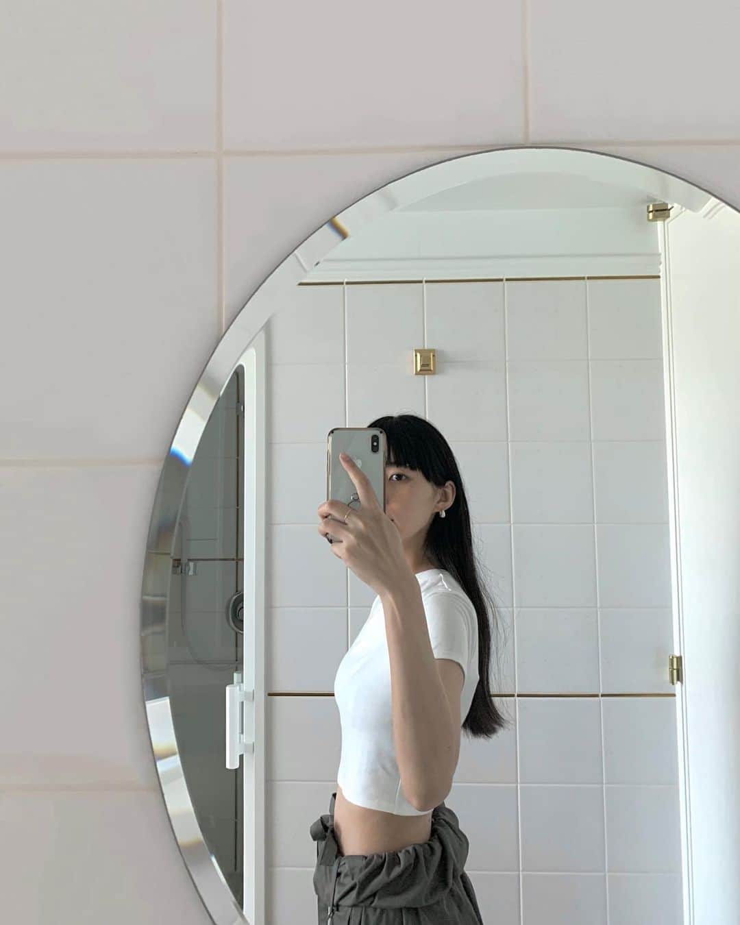 Shiho Sasakiのインスタグラム：「普段から、ストレートヘアでいる事が多いわたしにとってヘアケアは必須💎  Dyson Corraleヘアアイロンは、時短で理想のストレートヘアになれるので重宝しています！ 毛量はかなり多い方だけど、独自のフレックスプレートによって 挟みやすく、往復せずとも綺麗なストレートにしてくれるの✨ 充電しておけば、コードレスのまま設定温度にも数秒で到達するので忙しい朝も助かってます🕘  そして、嬉しい新機能✨ 「機内モード」に設定することで 機内持ち込みが可能になり、旅行や出張にも持って行けちゃうのです👏🏻  まだしばらくはロングヘアを楽しむ予定だから、これからもこの子にお世話になります💓  #ダイソンコラール #ダイソンビューティー #PR」