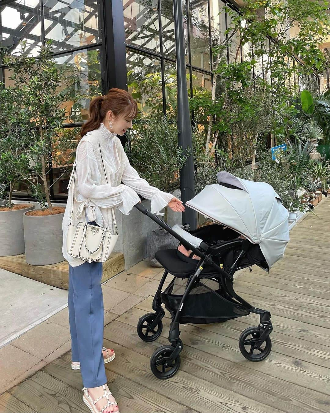 白岩まちこさんのインスタグラム写真 - (白岩まちこInstagram)「≫≫👶🏻...ベビーカー໒꒱  ㅤㅤㅤㅤㅤㅤㅤㅤㅤㅤㅤㅤㅤ  決まりました🫢！ ベビーカー💺˚ ༘♡  ㅤㅤㅤㅤㅤㅤㅤㅤㅤㅤㅤㅤㅤ 出産前からずっと悩んでて ストーリーでもみんなに相談したけど いろいろ悩んだ結果、PigeonのRunfeeRB3 、 カラーはノルディックにしたよ👶🏻🪽˚ ༘♡  ㅤㅤㅤㅤㅤㅤㅤㅤㅤㅤㅤㅤㅤ  この前ストーリーでベビーカー載せたら どこのか教えてってDMいただいたので わたしが選んだベビーカーについて紹介🪿🩵  ㅤㅤㅤㅤㅤㅤㅤㅤㅤㅤㅤㅤㅤ ㅤㅤㅤㅤㅤㅤㅤㅤㅤㅤㅤㅤㅤ いろんなメーカーからベビーカーが出てるから めっちゃ悩むと思うんやけど、わたしのベビーカー選びの条件が  ㅤㅤㅤㅤㅤㅤㅤㅤㅤㅤㅤㅤㅤ ❤︎ 軽さ ❤︎ 走行(運転)のしやすさ ❤︎ 荷物が乗せられるか ❤︎ 簡単に向きを変えられるか ( 対面向き・背面向き ) ❤︎ 好みのカラーがあるか ㅤㅤㅤㅤㅤㅤㅤㅤㅤㅤㅤㅤㅤ ㅤㅤㅤㅤㅤㅤㅤㅤㅤㅤㅤㅤㅤ  日本のベビーカーはダブルタイヤのものが多いんやけど、シングルタイヤの方がタイヤがあっちいったりこっちいったりしないから押しやすいらしく、シングルタイヤで探してて👀🔍  ㅤㅤㅤㅤㅤㅤㅤㅤㅤㅤㅤㅤㅤ ㅤㅤㅤㅤㅤㅤㅤㅤㅤㅤㅤㅤㅤ PigeonのRunfeeRB3は  ❤︎ 狭い場所でも小回りがきくシングルタイヤ ❤︎ 片手でも持ち上げられる5.7kgの軽さ ❤︎ 大容量の荷物置きがある (前からも後ろからも出しやすい ) ❤︎ 対面・背面を簡単に変えられる ( レバーを押すだけ) ❤︎ ３色のカラバリで好みのカラーがあった  ㅤㅤㅤㅤㅤㅤㅤㅤㅤㅤㅤㅤㅤ ということで条件を網羅してて🫣💗  ㅤㅤㅤㅤㅤㅤㅤㅤㅤㅤㅤㅤㅤ ㅤㅤㅤㅤㅤㅤㅤㅤㅤㅤㅤㅤㅤ それに加えて、  ❤︎ 肩ベルトの高さ調節が簡単に出来ること ㅤㅤㅤㅤㅤㅤㅤㅤㅤㅤㅤㅤㅤ ❤︎ 振動・衝撃を吸収するサスペンションで車体が安定して走行中もガタガタならずに静か ㅤㅤㅤㅤㅤㅤㅤㅤㅤㅤㅤㅤㅤ ❤︎ 洗濯機で丸洗いOK ㅤㅤㅤㅤㅤㅤㅤㅤㅤㅤㅤㅤㅤ  と想像以上のメリットも😍🫰🏻  ㅤㅤㅤㅤㅤㅤㅤㅤㅤㅤㅤㅤㅤ ㅤㅤㅤㅤㅤㅤㅤㅤㅤㅤㅤㅤㅤ  ㅤㅤㅤㅤㅤㅤㅤㅤㅤㅤㅤㅤㅤ 実際使ってみて思ったのは、 やっぱり軽くて押しやすい🙆🏻‍♀️✨ ㅤㅤㅤㅤㅤㅤㅤㅤㅤㅤㅤㅤㅤ ㅤㅤㅤㅤㅤㅤㅤㅤㅤㅤㅤㅤㅤ ほんとスイスイ楽々なんよ🚶‍♀️✨ ㅤㅤㅤㅤㅤㅤㅤㅤㅤㅤㅤㅤㅤ ㅤㅤㅤㅤㅤㅤㅤㅤㅤㅤㅤㅤㅤ  ベビーカーの下に荷物もたくさん入るし、 折りたたみも片手で簡単に出来るし、 なんし幌の開け閉めが静かやから寝てても全然起きない🤭！ ㅤㅤㅤㅤㅤㅤㅤㅤㅤㅤㅤㅤㅤ  ベルトの高さ調節は引っ張るだけでめっちゃ簡単やから、👶🏻の成長にあわせて長さを変えたり、 途中で疲れて上の子が乗るって時や 洋服のボリュームに合わせて簡単にベルトの長さを変えられるのがいいなーって🙆🏻‍♀️🎶 ㅤㅤㅤㅤㅤㅤㅤㅤㅤㅤㅤㅤㅤ ㅤㅤㅤㅤㅤㅤㅤㅤㅤㅤㅤㅤㅤ シングルタイヤってガタガタな道が不安定かな？って思ったけどそんなことないし、 これにして良かったな。と🤭！  ㅤㅤㅤㅤㅤㅤㅤㅤㅤㅤㅤㅤㅤ ㅤㅤㅤㅤㅤㅤㅤㅤㅤㅤㅤㅤㅤ ㅤㅤㅤㅤㅤㅤㅤㅤㅤㅤㅤㅤㅤ いろんなメーカーからベビーカー出てるから どれにするか迷うやろうけど、 ベビーカー検討中の方の参考になったら嬉しい😚🫶🏻 ㅤㅤㅤㅤㅤㅤㅤㅤㅤㅤㅤㅤㅤ ㅤㅤㅤㅤㅤㅤㅤㅤㅤㅤㅤㅤㅤ  ベビーカー使ってる子はどんなの使ってる🤭！？ ㅤㅤㅤㅤㅤㅤㅤㅤㅤㅤㅤㅤㅤ ㅤㅤㅤㅤㅤㅤㅤㅤㅤㅤㅤㅤㅤ  一応値段も載せておくけど参考程度に😌！  ◾️ RunfeeRB3 /  価格　64,900円(税込)  ㅤㅤㅤㅤㅤㅤㅤㅤㅤㅤㅤㅤㅤ ㅤㅤㅤㅤㅤㅤㅤㅤㅤㅤㅤㅤㅤ    #ベビーカー#ピジョン#ランフィ#runfee #ベビーカー選び#ベビーカーデビュー#出産準備 #出産準備品#ベビー用品#生後１ヶ月#生後1ヶ月 #ベビーグッズ #令和５年ベビー#新米ママ#令和ベビー #第一子#５月生まれベビー#プレママ #2023年5月出産#春生まれベビー　 #女の子ママ#女の子ベビー#女の子baby」6月28日 20時53分 - machichas