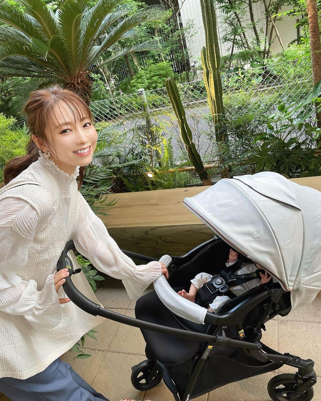 白岩まちこさんのインスタグラム写真 - (白岩まちこInstagram)「≫≫👶🏻...ベビーカー໒꒱  ㅤㅤㅤㅤㅤㅤㅤㅤㅤㅤㅤㅤㅤ  決まりました🫢！ ベビーカー💺˚ ༘♡  ㅤㅤㅤㅤㅤㅤㅤㅤㅤㅤㅤㅤㅤ 出産前からずっと悩んでて ストーリーでもみんなに相談したけど いろいろ悩んだ結果、PigeonのRunfeeRB3 、 カラーはノルディックにしたよ👶🏻🪽˚ ༘♡  ㅤㅤㅤㅤㅤㅤㅤㅤㅤㅤㅤㅤㅤ  この前ストーリーでベビーカー載せたら どこのか教えてってDMいただいたので わたしが選んだベビーカーについて紹介🪿🩵  ㅤㅤㅤㅤㅤㅤㅤㅤㅤㅤㅤㅤㅤ ㅤㅤㅤㅤㅤㅤㅤㅤㅤㅤㅤㅤㅤ いろんなメーカーからベビーカーが出てるから めっちゃ悩むと思うんやけど、わたしのベビーカー選びの条件が  ㅤㅤㅤㅤㅤㅤㅤㅤㅤㅤㅤㅤㅤ ❤︎ 軽さ ❤︎ 走行(運転)のしやすさ ❤︎ 荷物が乗せられるか ❤︎ 簡単に向きを変えられるか ( 対面向き・背面向き ) ❤︎ 好みのカラーがあるか ㅤㅤㅤㅤㅤㅤㅤㅤㅤㅤㅤㅤㅤ ㅤㅤㅤㅤㅤㅤㅤㅤㅤㅤㅤㅤㅤ  日本のベビーカーはダブルタイヤのものが多いんやけど、シングルタイヤの方がタイヤがあっちいったりこっちいったりしないから押しやすいらしく、シングルタイヤで探してて👀🔍  ㅤㅤㅤㅤㅤㅤㅤㅤㅤㅤㅤㅤㅤ ㅤㅤㅤㅤㅤㅤㅤㅤㅤㅤㅤㅤㅤ PigeonのRunfeeRB3は  ❤︎ 狭い場所でも小回りがきくシングルタイヤ ❤︎ 片手でも持ち上げられる5.7kgの軽さ ❤︎ 大容量の荷物置きがある (前からも後ろからも出しやすい ) ❤︎ 対面・背面を簡単に変えられる ( レバーを押すだけ) ❤︎ ３色のカラバリで好みのカラーがあった  ㅤㅤㅤㅤㅤㅤㅤㅤㅤㅤㅤㅤㅤ ということで条件を網羅してて🫣💗  ㅤㅤㅤㅤㅤㅤㅤㅤㅤㅤㅤㅤㅤ ㅤㅤㅤㅤㅤㅤㅤㅤㅤㅤㅤㅤㅤ それに加えて、  ❤︎ 肩ベルトの高さ調節が簡単に出来ること ㅤㅤㅤㅤㅤㅤㅤㅤㅤㅤㅤㅤㅤ ❤︎ 振動・衝撃を吸収するサスペンションで車体が安定して走行中もガタガタならずに静か ㅤㅤㅤㅤㅤㅤㅤㅤㅤㅤㅤㅤㅤ ❤︎ 洗濯機で丸洗いOK ㅤㅤㅤㅤㅤㅤㅤㅤㅤㅤㅤㅤㅤ  と想像以上のメリットも😍🫰🏻  ㅤㅤㅤㅤㅤㅤㅤㅤㅤㅤㅤㅤㅤ ㅤㅤㅤㅤㅤㅤㅤㅤㅤㅤㅤㅤㅤ  ㅤㅤㅤㅤㅤㅤㅤㅤㅤㅤㅤㅤㅤ 実際使ってみて思ったのは、 やっぱり軽くて押しやすい🙆🏻‍♀️✨ ㅤㅤㅤㅤㅤㅤㅤㅤㅤㅤㅤㅤㅤ ㅤㅤㅤㅤㅤㅤㅤㅤㅤㅤㅤㅤㅤ ほんとスイスイ楽々なんよ🚶‍♀️✨ ㅤㅤㅤㅤㅤㅤㅤㅤㅤㅤㅤㅤㅤ ㅤㅤㅤㅤㅤㅤㅤㅤㅤㅤㅤㅤㅤ  ベビーカーの下に荷物もたくさん入るし、 折りたたみも片手で簡単に出来るし、 なんし幌の開け閉めが静かやから寝てても全然起きない🤭！ ㅤㅤㅤㅤㅤㅤㅤㅤㅤㅤㅤㅤㅤ  ベルトの高さ調節は引っ張るだけでめっちゃ簡単やから、👶🏻の成長にあわせて長さを変えたり、 途中で疲れて上の子が乗るって時や 洋服のボリュームに合わせて簡単にベルトの長さを変えられるのがいいなーって🙆🏻‍♀️🎶 ㅤㅤㅤㅤㅤㅤㅤㅤㅤㅤㅤㅤㅤ ㅤㅤㅤㅤㅤㅤㅤㅤㅤㅤㅤㅤㅤ シングルタイヤってガタガタな道が不安定かな？って思ったけどそんなことないし、 これにして良かったな。と🤭！  ㅤㅤㅤㅤㅤㅤㅤㅤㅤㅤㅤㅤㅤ ㅤㅤㅤㅤㅤㅤㅤㅤㅤㅤㅤㅤㅤ ㅤㅤㅤㅤㅤㅤㅤㅤㅤㅤㅤㅤㅤ いろんなメーカーからベビーカー出てるから どれにするか迷うやろうけど、 ベビーカー検討中の方の参考になったら嬉しい😚🫶🏻 ㅤㅤㅤㅤㅤㅤㅤㅤㅤㅤㅤㅤㅤ ㅤㅤㅤㅤㅤㅤㅤㅤㅤㅤㅤㅤㅤ  ベビーカー使ってる子はどんなの使ってる🤭！？ ㅤㅤㅤㅤㅤㅤㅤㅤㅤㅤㅤㅤㅤ ㅤㅤㅤㅤㅤㅤㅤㅤㅤㅤㅤㅤㅤ  一応値段も載せておくけど参考程度に😌！  ◾️ RunfeeRB3 /  価格　64,900円(税込)  ㅤㅤㅤㅤㅤㅤㅤㅤㅤㅤㅤㅤㅤ ㅤㅤㅤㅤㅤㅤㅤㅤㅤㅤㅤㅤㅤ    #ベビーカー#ピジョン#ランフィ#runfee #ベビーカー選び#ベビーカーデビュー#出産準備 #出産準備品#ベビー用品#生後１ヶ月#生後1ヶ月 #ベビーグッズ #令和５年ベビー#新米ママ#令和ベビー #第一子#５月生まれベビー#プレママ #2023年5月出産#春生まれベビー　 #女の子ママ#女の子ベビー#女の子baby」6月28日 20時53分 - machichas