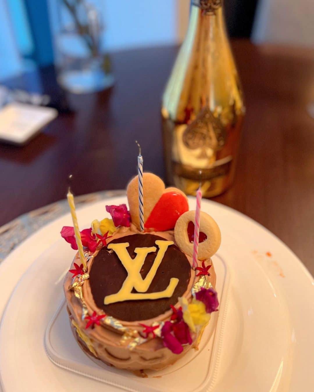倉岡生夏のインスタグラム：「🎂♡ ・ ・ キッチン付きホテル初めてだったけどおしゃれでした😊  お料理の写真は撮れてなくて😢、ケーキだけ😊チョコレートVUITTONケーキつくりました♡ ・ ・ ・ ・ ・ #オークウッドプレミア東京 #オークウッド #ホテルステイ #ホテル女子会 #手料理 #手作りケーキ #手作りケーキでお祝い #ルイヴィトン好き #ルイヴィトン #ホテルライク #大人女子 #アルマンド #映えスポット #ケーキ作り #お誕生日 #お誕生日ケーキ #happybirthday #lv #tokyohotel #japantravel」
