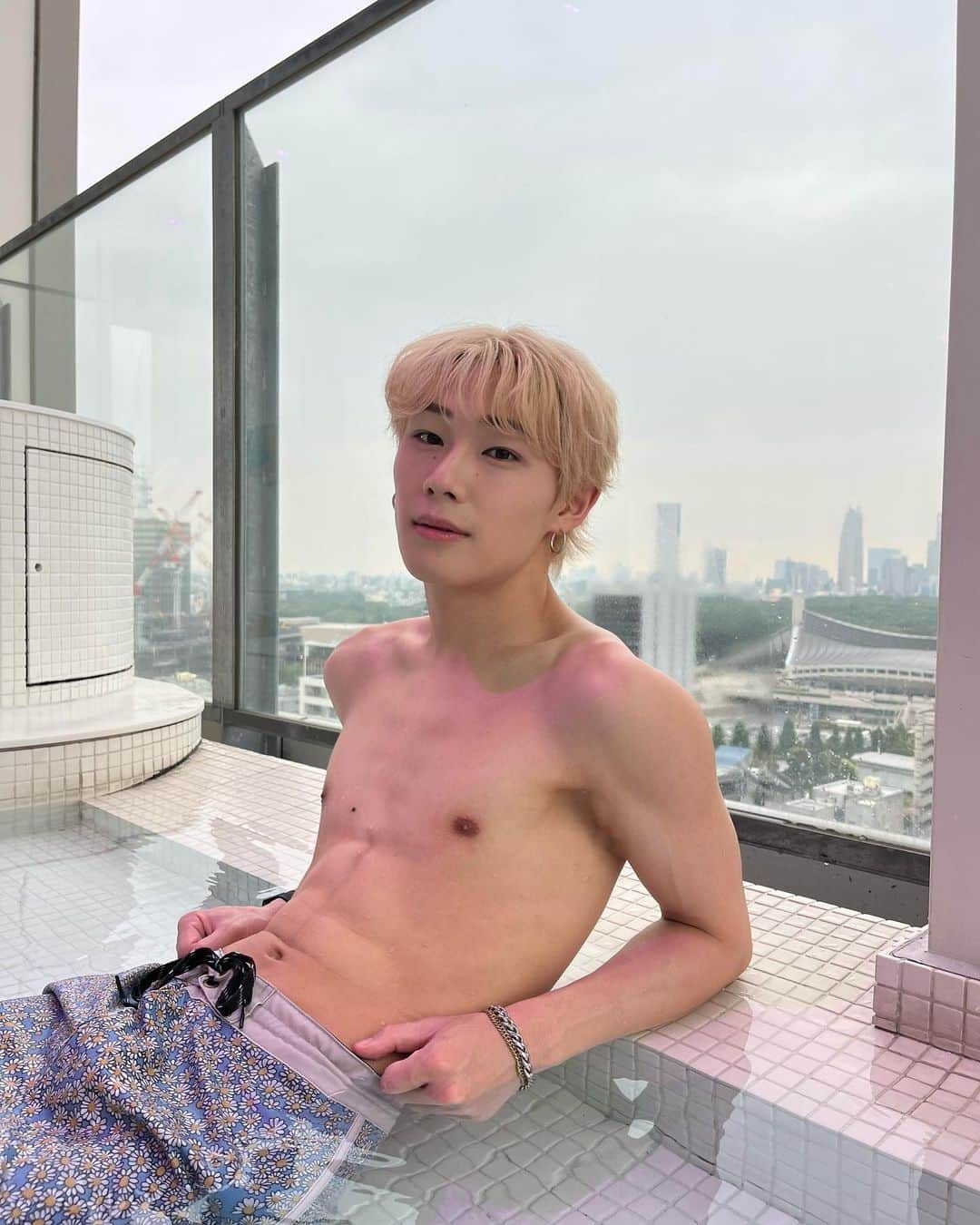 石原知哉のインスタグラム：「プール行って泳がんの初めてやったわ🏊‍♂️ しっかり撮影る為に染まってしまった📸 あー今年の夏は何しようか🇰🇭🇬🇺🇨🇻🇨🇼🇬🇺🇬🇷🇬🇱🇬🇷🇹🇨🇹🇨🇹🇩🇳🇦🇳🇺🇧🇦🇫🇯🇧🇴🇧🇦🇱🇾🇷🇴🇲🇦🇲🇷🇲🇨🇹🇫🇹🇫🎌🇰🇵🇪🇺🇱🇧」