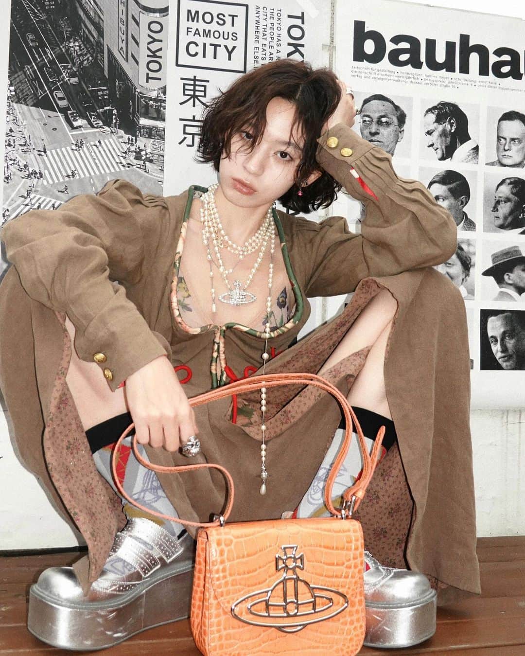 のインスタグラム：「中国のKOL @tan__suan が大胆に着こなす、Vivienne Westwood 2023年春夏コレクションのリネン素材のアウトフィット。   ＃VWSS23 ＃VivienneWestwood」