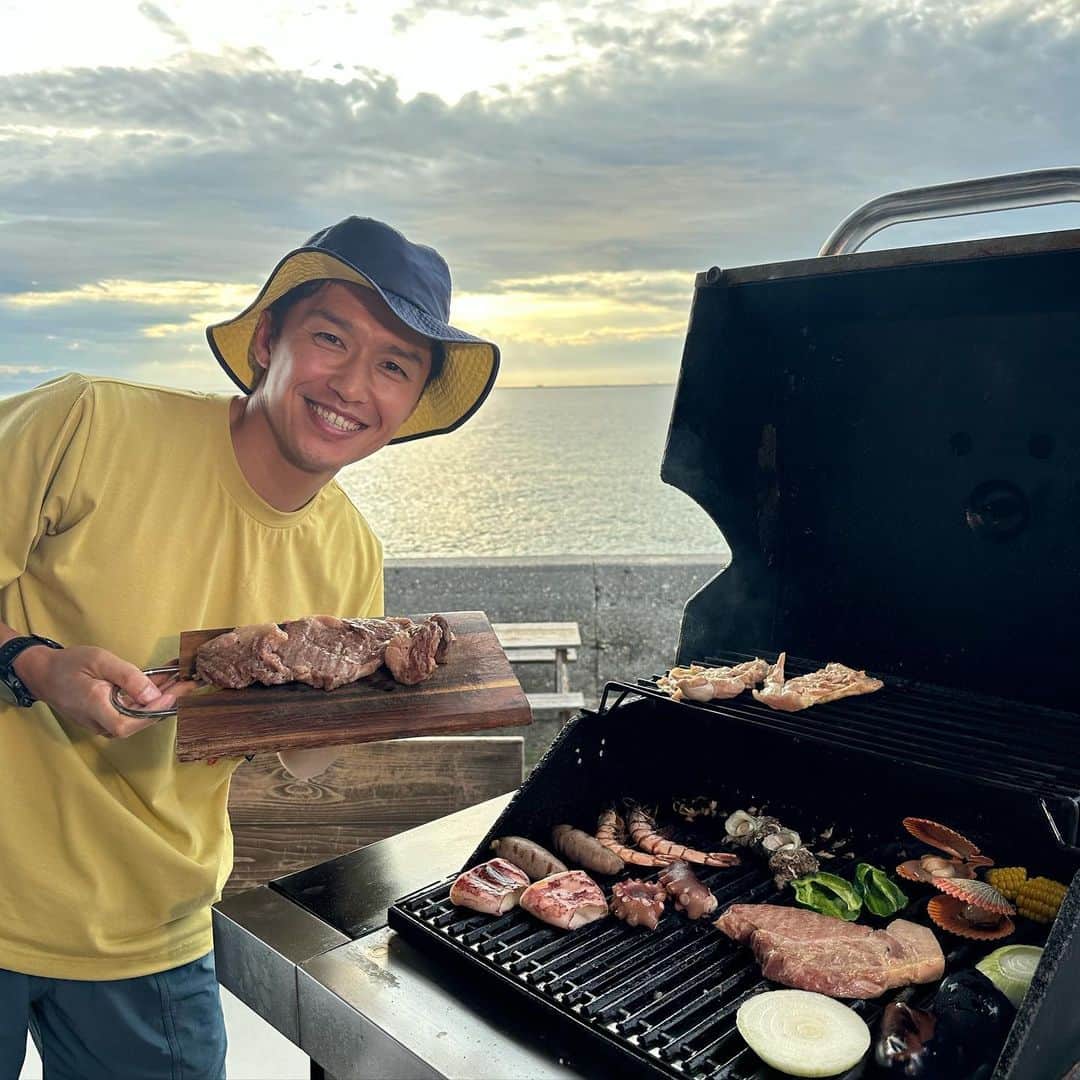 のインスタグラム：「・ 淡路島で気になっていた フロッグスファーム。  回転寿司やラーメン、 アイスクリーム、BBQから 本格イタリアンまで グルメにこだわったリゾート、 そこに子どももOKな ホテルもオープンですって。  コンセプトは何もしない、 だそうで、つまり 食っちゃ寝、ってことですかね笑  三宮からバスで1時間ちょい、 ってのも嬉しくない？  お酒飲まないし ドライブ好きだけど 今度バスで行ってみたいなー。  #mbs #よんチャンtv  #毎日生中継 #山ちゃん中継 #フロッグスファーム #ホテルザコンパクト #おしゃれリゾート #BBQ全然焼けてなかった #後でみんなで頂きました #淡路牛美味しかった #ハモの炙りも美味しかった  #明日はまたスタジオです #よろしくお願いします」