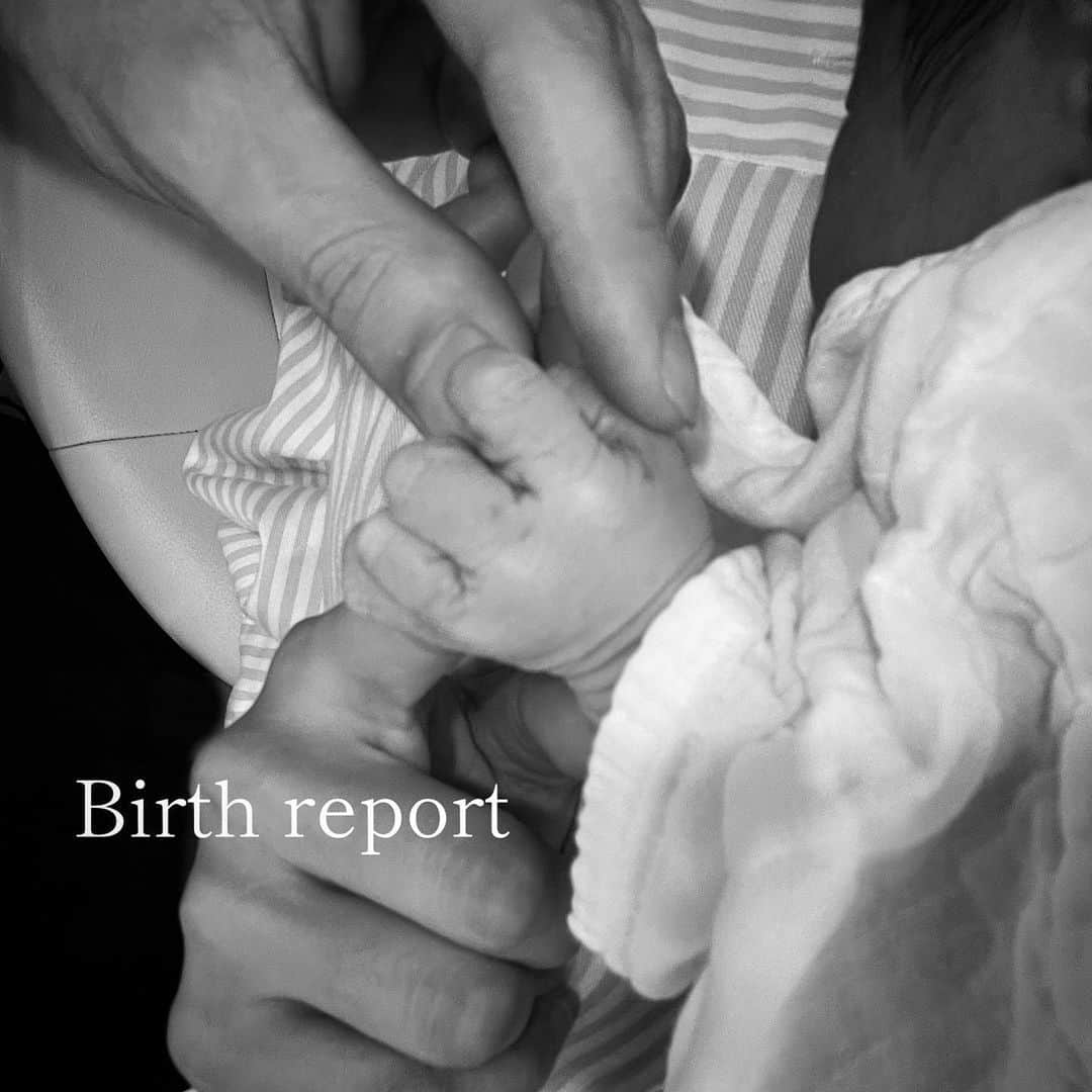 SAEKAのインスタグラム：「Birth report ✒️  私の初出産について レポートさせていただきました 自然に近い和痛分娩を選び 陣痛もしっかり経験し 促進剤や吸引はすることなく 母子共に健康だったことに感謝します  もう本当に本当に出産は命懸けだなと思いました 私自身妊娠初期の悪阻から始まり、出産も さえかはめっちゃ安産そう！だなんて よく言われましたが 悪阻もかなりひどく産前鬱にもなり 自分自身でも体力もある方で 出産３日前もバレエのレッスンへ行き 日頃から運動してる分、もっと安産だと思っていました  ですが！ 人生でこれほど貴重な経験はなく そして想像を絶するほど痛くても 命は尊いと身を持って感じ 女性に生まれたことを　心から　幸せ　に思いました  事前のバースプランに3人で頑張る出産しにしたいと 一行目に書いた私ですが 本当に彼と私とベビと 3人で頑張る出産になりました 最後まで彼がいなくては 私は今頃どうなっていただろうと言うくらい 彼に深く深く感謝しています 　  これからの3人での生活も めちゃくちゃ楽しみです♡  私をママにしてくれて 2人ともありがとう  リアルなお産動画をYouTubeにアップしてます 🔍Happy dentist Saeka からみてね♡  #出産レポ #birthreport #birthday」