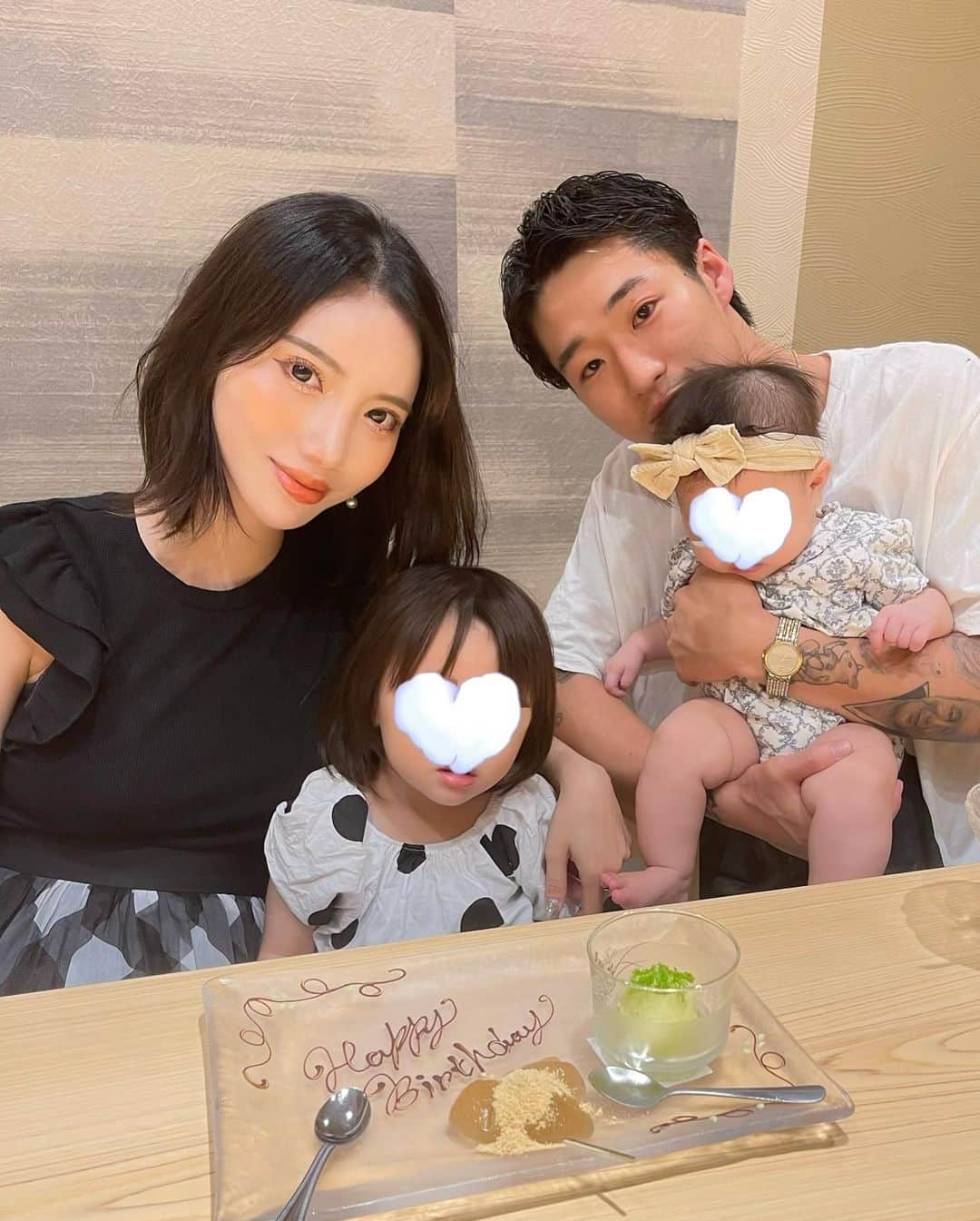 りえさんのインスタグラム写真 - (りえInstagram)「結婚記念日でした👨‍👩‍👧‍👧🩷 美味しいご飯食べれて幸せ🍣✨  ハイテンションな長女にほぼずっと寝ていた次女👧🏻👶🏻🩷  最後は長女が撮ってくれた私🫣 撮ってくれるのは嬉しいけど、下からすぎ💦笑  #結婚記念日#結婚記念日ディナー#4人家族#2歳差姉妹」6月28日 21時00分 - ririri060800