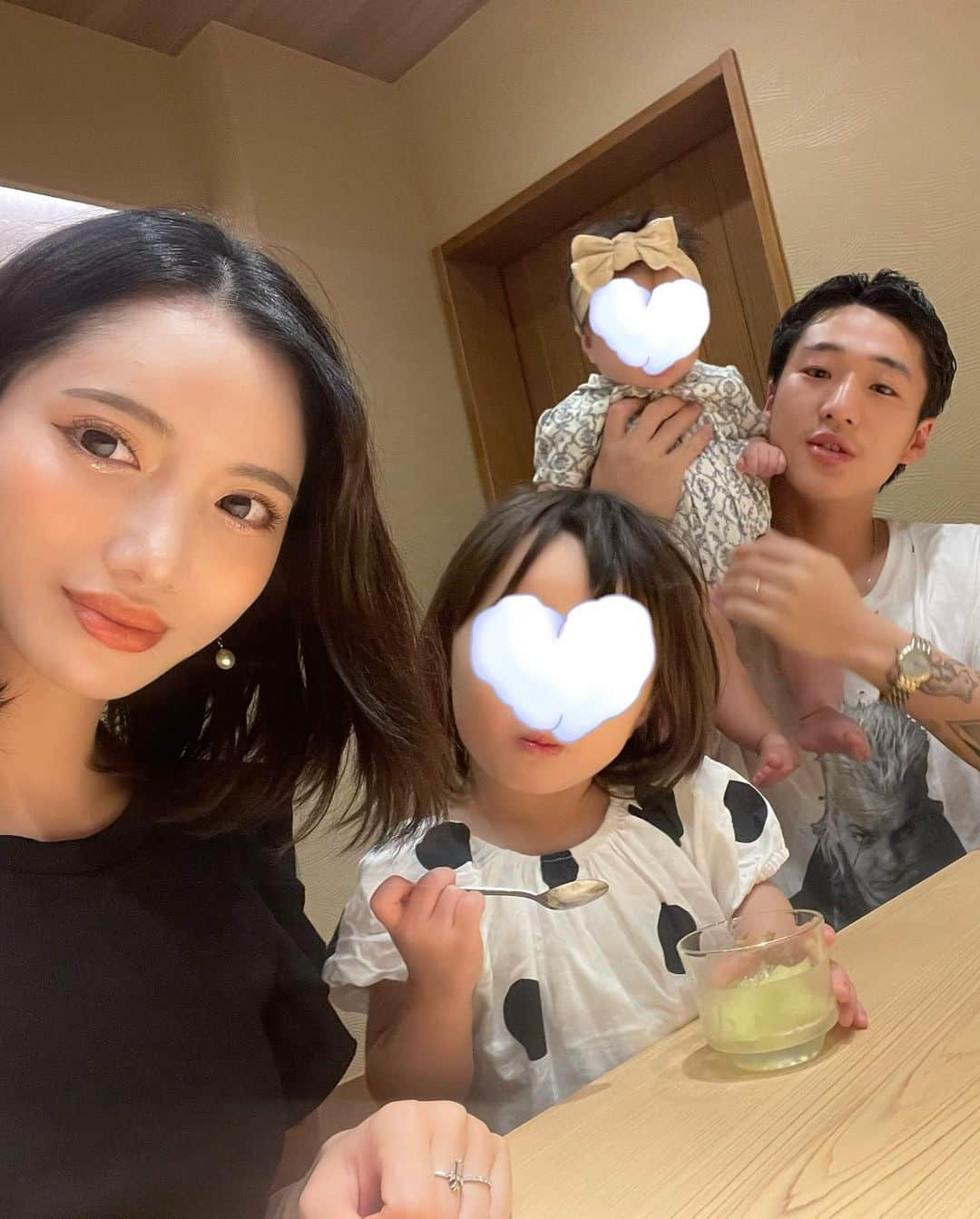 りえさんのインスタグラム写真 - (りえInstagram)「結婚記念日でした👨‍👩‍👧‍👧🩷 美味しいご飯食べれて幸せ🍣✨  ハイテンションな長女にほぼずっと寝ていた次女👧🏻👶🏻🩷  最後は長女が撮ってくれた私🫣 撮ってくれるのは嬉しいけど、下からすぎ💦笑  #結婚記念日#結婚記念日ディナー#4人家族#2歳差姉妹」6月28日 21時00分 - ririri060800