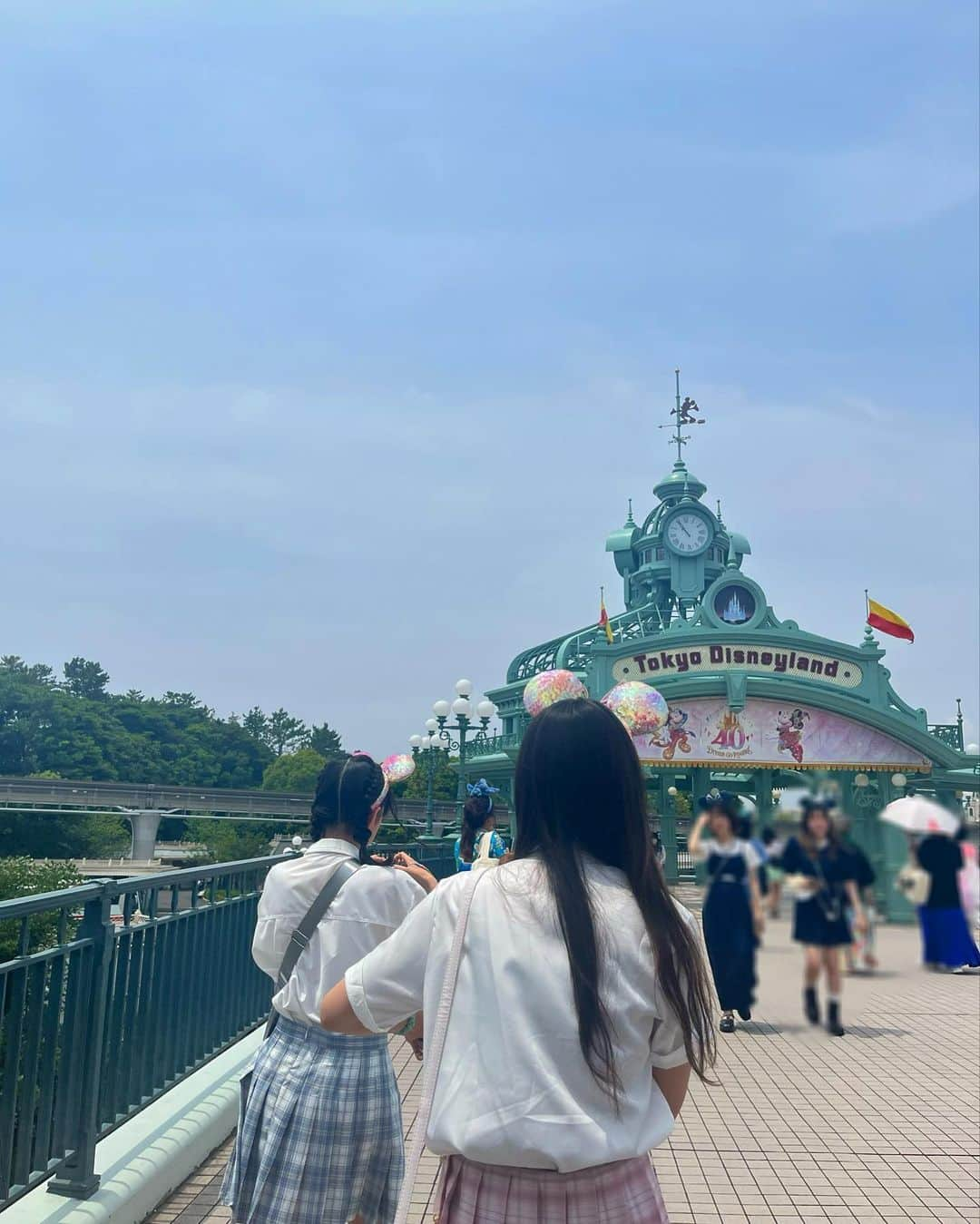 風見和香のインスタグラム：「. . Disney land ☁️꙳.　  問題です！ 私たちがどハマりして何回も乗ったアトラクションはなんでしょーか🫠  #私立恵比寿中学 #エビ中 #ebichu #風見和香 #ののかまる #fjk #07 #disney #disneyland #制服ディズニー #jkの素敵な思い出 #ココユノノカ #エマユナ #低学年メンバー  #dassカメラ #film」