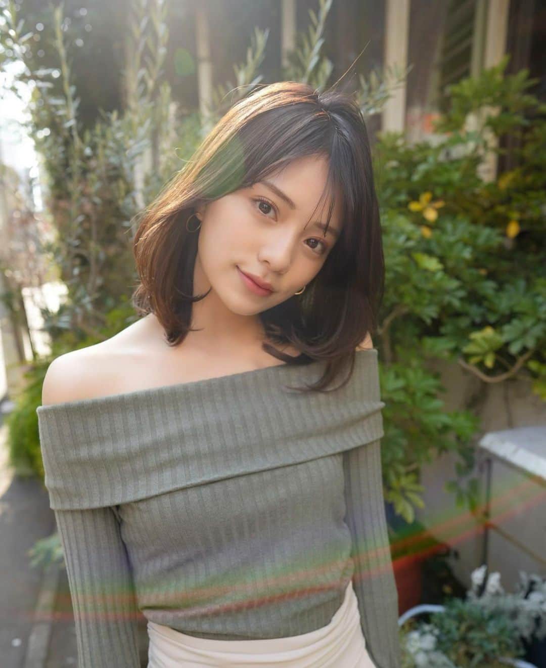 齋藤純也のインスタグラム：「鎖骨ラインレイヤースタイル✂︎  シンプルだけど動きのあるヘアスタイルがこだわりです、ハサミの入れ方でデザインが変わります 骨格と輪郭と髪質に合わせて誰よりも似合うヘアスタイルを♪  ✴︎PRICE✴︎ カット✂︎7700円 カラー✂︎7700円  カットなしの場合シャンプーブロー料金+2200円 カラーはトリートメントin処方で圧倒的な艶感と手触りをプラスします。 ブリーチor3Dハイライト施術はプラス7700円です。 パーマ✂︎7700円 トリートメント✂︎種類多数によりカウンセリングで決めさせていただきます。5500円〜11000円 縮毛矯正✂︎17600円、前髪のみは6600円 ・ ネット予約が×の所もお電話かDMで時間調整できますので気軽にご連絡ください！ kelly.表参道本店　A1出口より徒歩45秒 東京都渋谷区神宮前5-2-5 JY表参道ビル２Ｆ kelly. ・ ・ ✔️群馬県伊勢崎市で出勤するスケジュールは隔週水曜日です。 群馬店は料金が異なります、お問い合わせください 群馬のご予約はＤＭまたは ホットペッパービューティーで  kelly. by L.O.G 検索✂︎ 在籍日程が少なくて申し訳ありません。 薬剤は最新のものを揃えました 群馬県伊勢崎市宮前町146-1」