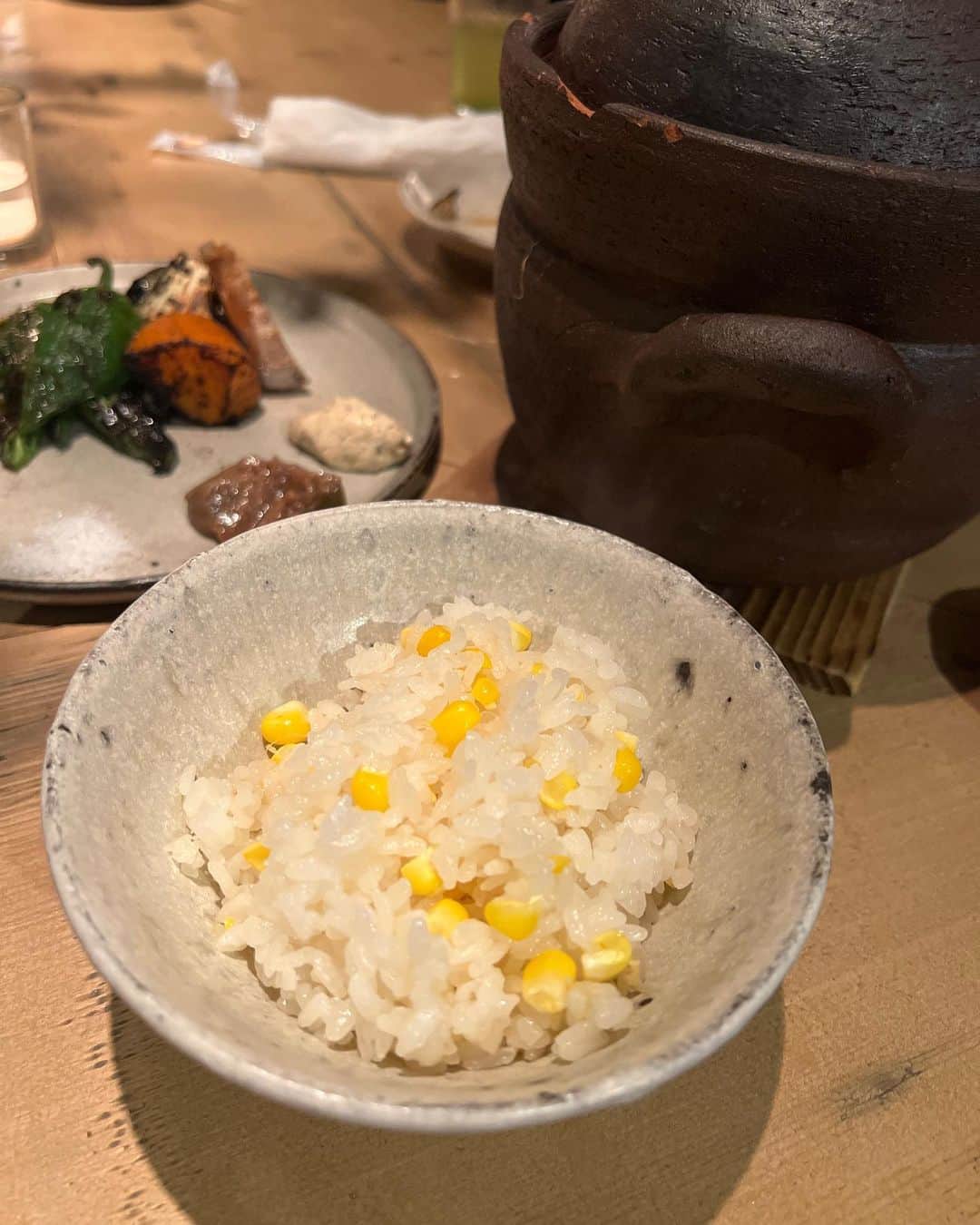 endoyukako さんのインスタグラム写真 - (endoyukako Instagram)「美味しすぎて今月2回行った笑 渋谷 @igorcosy.shibuya  . . このまえリールにも載せて "絶対リピする"と書いたのですが 有言実行✌️笑 2回目訪問してきました。 お野菜からお魚まで炭火料理がいただける おしゃれな居酒屋さん  #igorcosy  神泉と渋谷本店の2店舗があって 今回は  #igorcosy渋谷本店 へ🦐 もーーーー！ 何を食べてもめちゃくちゃ美味しくて🥲🩷 最近行ったご飯屋さんの中で 1番のヒットだったかもしれません。 とっってもおいしかった、、 野菜も海鮮も大好きだから 素材のお味を生かしたメニューが豊富で ヤングコーンの丸焼きもヒゲまでいただけて すっごく美味しかった！！ しかもこの時はおかわりもした。笑 お酒は焼酎推しで、様々種類があるので 和食loverさんには激推しです。 絶対また行く。 カウンターメインなので 気心知れた方との飲み会やデートには最適！ あと予約必須です。 結構食べて飲んで2人で1.5万円くらい！ . .   #ゆかフェ渋谷  ↑渋谷のおすすめこちらにまとめてます . .  ============ 𝗉𝗅𝖾𝖺𝗌𝖾 𝖿𝗈𝗅𝗅𝗈𝗐 𝗆𝖾 @123kirin  お酒・おでかけ情報中心に 毎日22時頃更新してます♥ ============  .  .  #居酒屋巡り #東京居酒屋#渋谷カフェ#渋谷カフェ巡り #渋谷居酒屋  #渋谷カフェ部#居酒屋巡り#渋谷ディナー #渋谷グルメ #渋谷ランチ #渋谷飲み  #渋谷食べ歩き #渋谷デート #おしゃれ居酒屋  #渋谷飲み  #お酒好き女子  #渋谷ごはん  #渋谷バー  #渋谷和食  #お酒好き女子  #お酒好きな人と繋がりたい  #酒好き女子  #おひとりさま女子  #ネオ酒場#居酒屋グルメ #イゴールコージー渋谷本店」6月28日 21時14分 - 123kirin