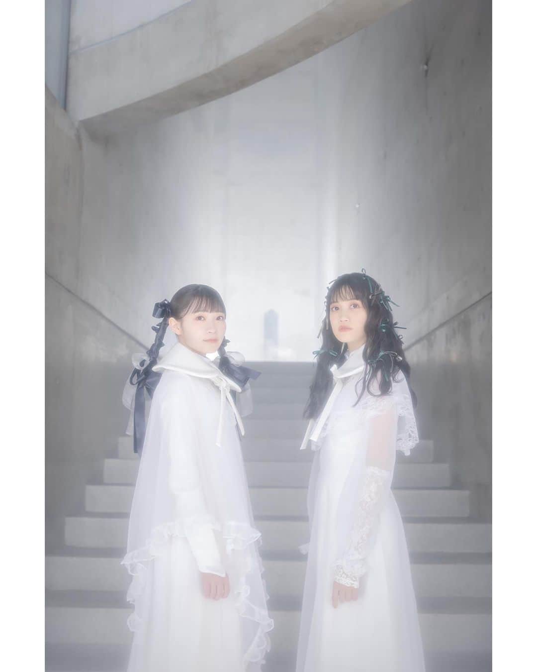 のインスタグラム：「L ━━━━━━━━━ o   harmoe 5th Single  「Love is a potion」  2023.10.11 OUT v ━━━━━━━━━ e  #𝒉𝒂𝒓𝕞𝕠𝕖 #岩田陽葵 #小泉萌香」