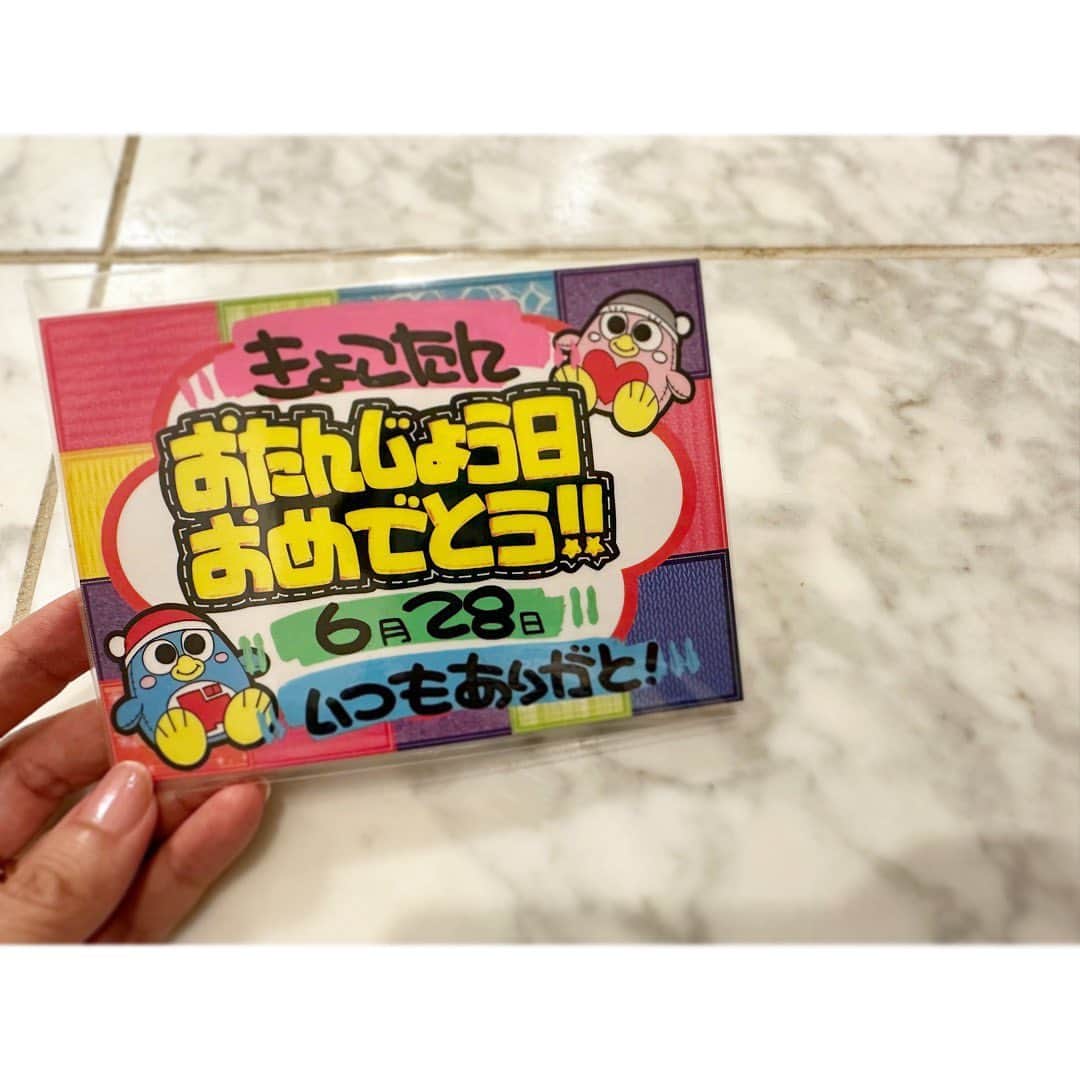 のインスタグラム：「* * ついに 今年も レベルアップ😅 * 息子と娘から つば九郎セットと ドンキの ポップ職人さんが書いてくれた メッセージカードを プレゼントしてもらいました✨✨ * ありがとう きょこたんは嬉しい😂 * #ちなみに #スワローズファンではありません #つば九郎ファンです」