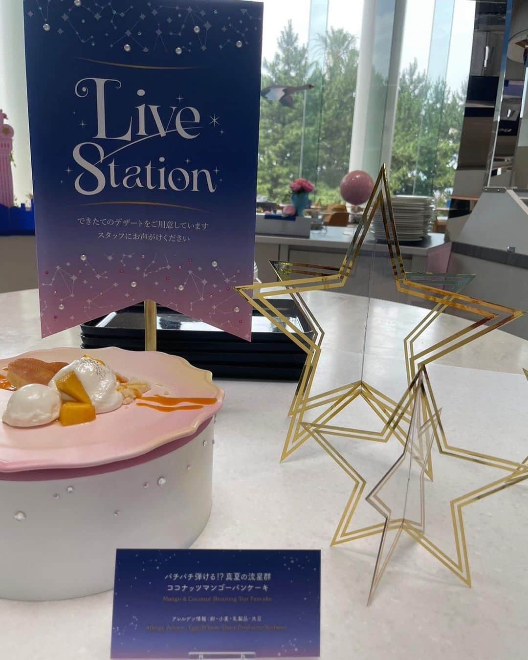 ヒルトン東京ベイ Hilton Tokyo Bayさんのインスタグラム写真 - (ヒルトン東京ベイ Hilton Tokyo BayInstagram)「💫夏のキラキラデザートビュッフェ開催中💫  星や星座、天文学がコンセプトのデザートビュッフェ「Twinkle Milky Way トゥインクルミルキーウェイ」は6月24日(土)から8月27日(日)まで土日祝日限定で開催しています！  ラウンジ・オーのビュッフェ台は、夏の夜空のようなエリア、七夕伝説からインスピレーションを得たロマンチックなエリア、そして天文学者になることを夢見ている女の子のお部屋エリアに分かれます。それぞれの世界観に合わせたデコレーションやデザートとリンクする装飾🪐にもご注目✨  デザートには、夏みかんとギリシャヨーグルトクリームでさっぱり仕上げた星空をイメージしたショートケーキや、天球儀を模したチョコレートムース、巻き髪がかわいいユニコーン🦄のメレンゲなど、約20種類🧁  セイボリー(軽食)には、錦糸卵とキュウリで天の川をイメージした華やかなちらし寿司や夏にぴったりな彦星と織姫をモチーフにした枝豆とトマトの冷製スープもご用意いたしました！  繊細で美しいデザートとともに、星に想いを馳せながら甘い時間をお過ごしください✨ 7月のご予約お待ちしております💫  ご予約・詳細はプロフィールから公式ホームページへ⭐️ プロフィール下の「食べ物を注文」のボタンからもご予約いただけます🍰 @hiltontokyobay  【Twinkle Milky Way(トゥインクルミルキーウェイ)詳細】 ⚫︎会場: 1階「ラウンジ・オー」 ⚫︎期間: 2023年6月24日(土)〜8月27日(日)※土日祝日限定 ⚫︎時間: 12:00〜/12:30〜/14:30〜/15:00〜(4部制・2時間制) ⚫︎料金: 大人4,700円/4〜8歳1,800円/9〜12歳2,600円 ※約20種類のドリンクバー付 ※料金には税金・サービス料が含まれます  【入店時間指定15%OFFスペシャルオファー】 ⚫︎対象日: 2023年6月24日(土)〜8月27日(日)※土日祝日限定 ⚫︎対象時間: 14:30〜/15:00〜(2時間制) ⚫︎対象人数: 1日50名様 ⚫︎対象者: オンライン予約限定 ⚫︎料金: 大人1名　4,700円→3,995円 ※料金には税金・サービス料が含まれます  #ヒルトン東京ベイ #ヒルトン #千葉 #舞浜 #デザートビュッフェ #デザート #ビュッフェ #スイーツ#セイボリー #子連れスポット#天の川 #星 #星空 #夜空 #星座 #ロマンチック #キラキラ #天文学 #ミルキーウェイ #スイーツ部 #星モチーフ #スイーツビュッフェ #hiltontokyobay #hilton #twinkle #milkyway #star #dessertbuffet #astronomy #constellation」6月28日 21時08分 - hiltontokyobay