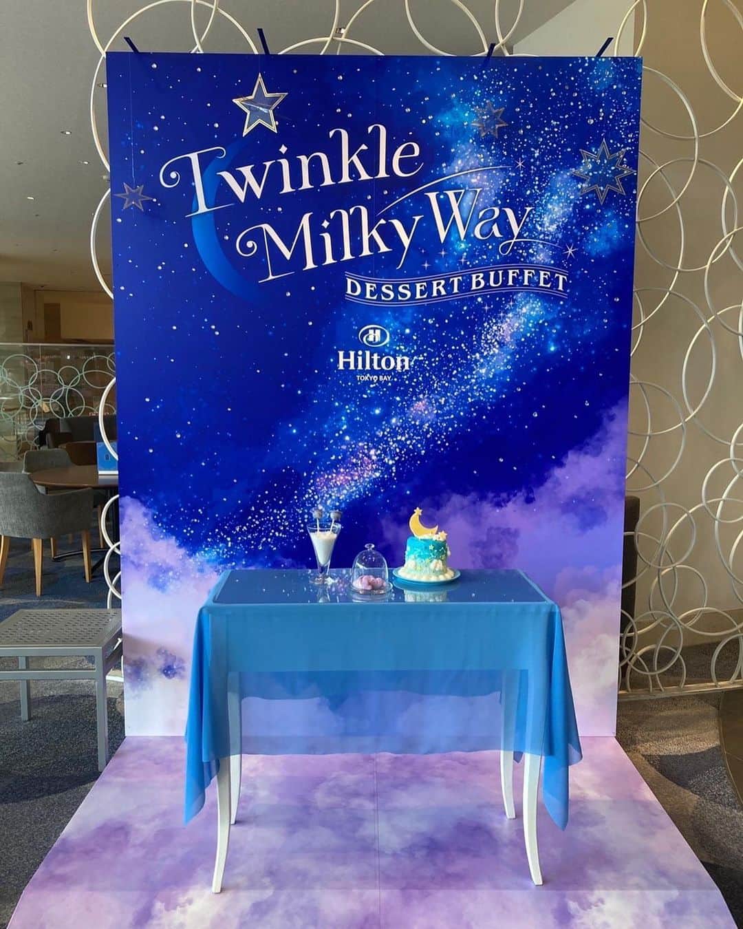 ヒルトン東京ベイ Hilton Tokyo Bayさんのインスタグラム写真 - (ヒルトン東京ベイ Hilton Tokyo BayInstagram)「💫夏のキラキラデザートビュッフェ開催中💫  星や星座、天文学がコンセプトのデザートビュッフェ「Twinkle Milky Way トゥインクルミルキーウェイ」は6月24日(土)から8月27日(日)まで土日祝日限定で開催しています！  ラウンジ・オーのビュッフェ台は、夏の夜空のようなエリア、七夕伝説からインスピレーションを得たロマンチックなエリア、そして天文学者になることを夢見ている女の子のお部屋エリアに分かれます。それぞれの世界観に合わせたデコレーションやデザートとリンクする装飾🪐にもご注目✨  デザートには、夏みかんとギリシャヨーグルトクリームでさっぱり仕上げた星空をイメージしたショートケーキや、天球儀を模したチョコレートムース、巻き髪がかわいいユニコーン🦄のメレンゲなど、約20種類🧁  セイボリー(軽食)には、錦糸卵とキュウリで天の川をイメージした華やかなちらし寿司や夏にぴったりな彦星と織姫をモチーフにした枝豆とトマトの冷製スープもご用意いたしました！  繊細で美しいデザートとともに、星に想いを馳せながら甘い時間をお過ごしください✨ 7月のご予約お待ちしております💫  ご予約・詳細はプロフィールから公式ホームページへ⭐️ プロフィール下の「食べ物を注文」のボタンからもご予約いただけます🍰 @hiltontokyobay  【Twinkle Milky Way(トゥインクルミルキーウェイ)詳細】 ⚫︎会場: 1階「ラウンジ・オー」 ⚫︎期間: 2023年6月24日(土)〜8月27日(日)※土日祝日限定 ⚫︎時間: 12:00〜/12:30〜/14:30〜/15:00〜(4部制・2時間制) ⚫︎料金: 大人4,700円/4〜8歳1,800円/9〜12歳2,600円 ※約20種類のドリンクバー付 ※料金には税金・サービス料が含まれます  【入店時間指定15%OFFスペシャルオファー】 ⚫︎対象日: 2023年6月24日(土)〜8月27日(日)※土日祝日限定 ⚫︎対象時間: 14:30〜/15:00〜(2時間制) ⚫︎対象人数: 1日50名様 ⚫︎対象者: オンライン予約限定 ⚫︎料金: 大人1名　4,700円→3,995円 ※料金には税金・サービス料が含まれます  #ヒルトン東京ベイ #ヒルトン #千葉 #舞浜 #デザートビュッフェ #デザート #ビュッフェ #スイーツ#セイボリー #子連れスポット#天の川 #星 #星空 #夜空 #星座 #ロマンチック #キラキラ #天文学 #ミルキーウェイ #スイーツ部 #星モチーフ #スイーツビュッフェ #hiltontokyobay #hilton #twinkle #milkyway #star #dessertbuffet #astronomy #constellation」6月28日 21時08分 - hiltontokyobay