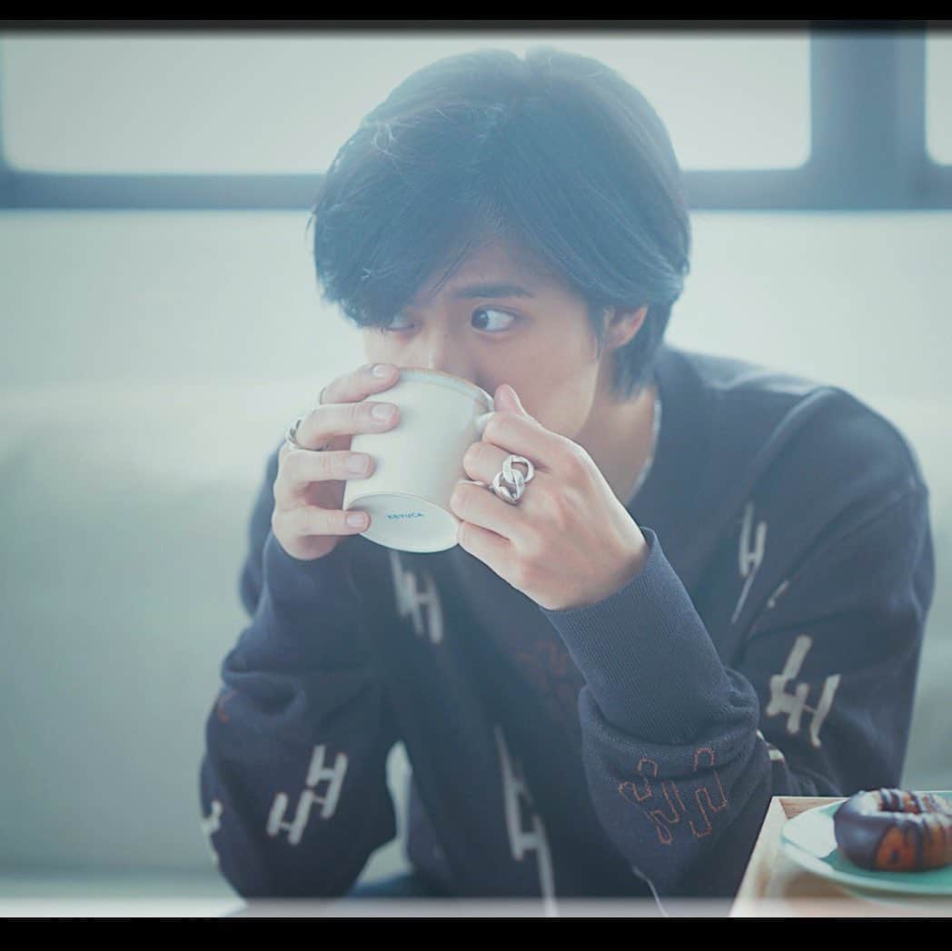 のインスタグラム：「☆ Magazine  「CINEMA SQUARE vol.142」 Will be out on July 3rd   「Scene Study」連載のオフカットです。 本誌では好きな映画、近況について語っています。 ７月３日発売です。 お楽しみに。  Photo : Kosuke Akikura 撮影：秋倉康介  #CINEMASQUARE #岡本圭人 #keitogram #けいとのいんすたぐらむ」