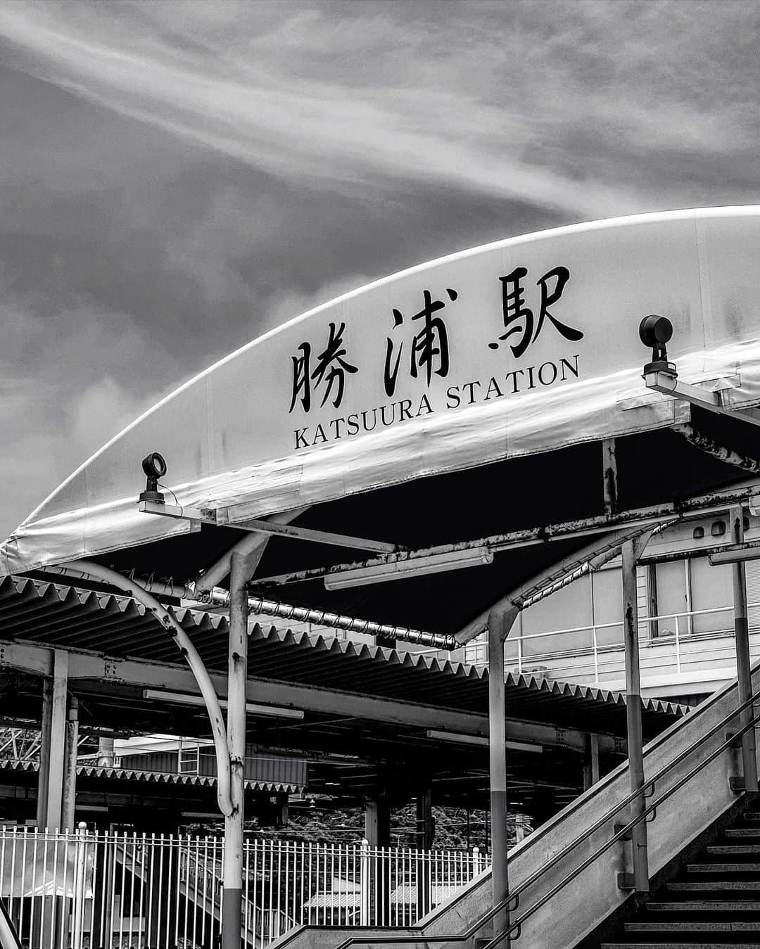 宍戸開のインスタグラム：「#bandw #bw #monochrome #streetphotography #storyofthestreet #streetofyamanashi #streetcinematography #iphone14pro #photography #photographer #kaishishido #photooftheday #bnw #katsuura」