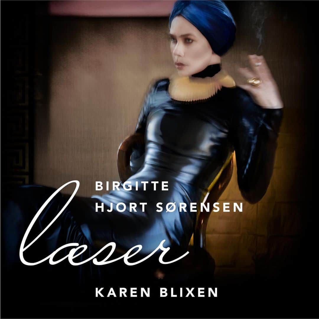 ビアギッテ・ヨート・スレンセンのインスタグラム：「At læse højt af Karen Blixens formidable værker er en af mine største fornøjelser. På mandag gælder det Den udødelige historie som en del af det årlige sommerkursus på @karenblixenrungstedlund og jeg glæder mig! Kurset er udsolgt, men hos @athenasdk kan du finde mulighed for andre oplæsninger via min profil. God sommer ☀️📖 📸: @signe_vilstrup  💄: @annestaunsager  👘: @pilystagram  Layout: @kapima.dk」