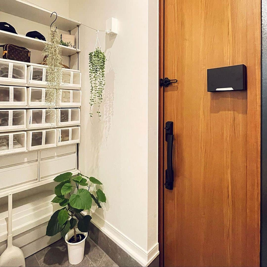 RoomClipJPさんのインスタグラム写真 - (RoomClipJPInstagram)「この部屋が素敵だなと思ったら「🌱」(め)とコメントしてください！ 吹き抜けの開放的な空間とたくさんのグリーンでとても爽やかな印象のnashie7474さん宅。植物を飾るハンギングポールやプラントスタンドの素敵な活用が参考になりますね。  ---------------------------------------  Photo: nashie7474 RoomNo. 5554492   --------------------------------------  この部屋のインテリアはRoomClipのアプリから ご覧いただけます。  アプリはプロフィール欄から ▶︎ @roomclipjp  ------------------------------------  500万枚以上集まる中から リアルな部屋のインテリア写真を毎日発信！  ------------------------------------  #ハンギンググリーン#グリーンのあるインテリア#植物のある暮らし#観葉植物のある暮らし#観葉植物がある暮らし#一戸建て#一軒家#戸建て#戸建て住宅#吹き抜け#吹き抜けリビング#吹き抜けのある家#吹き抜け階段#吹き抜けリビングのある家#インテリアコーディネート#好きなものに囲まれた暮らし#部屋づくり#リビングインテリア#リビングルーム#こだわりの家#雑貨好き#インテリア好き#おしゃれなインテリア#キッチンインテリア#インテリア好きと繋がりたい#ダイニングインテリア#デザイナーズ家具#空間デザイン#roomclip #ルームクリップ」6月28日 21時23分 - roomclipjp