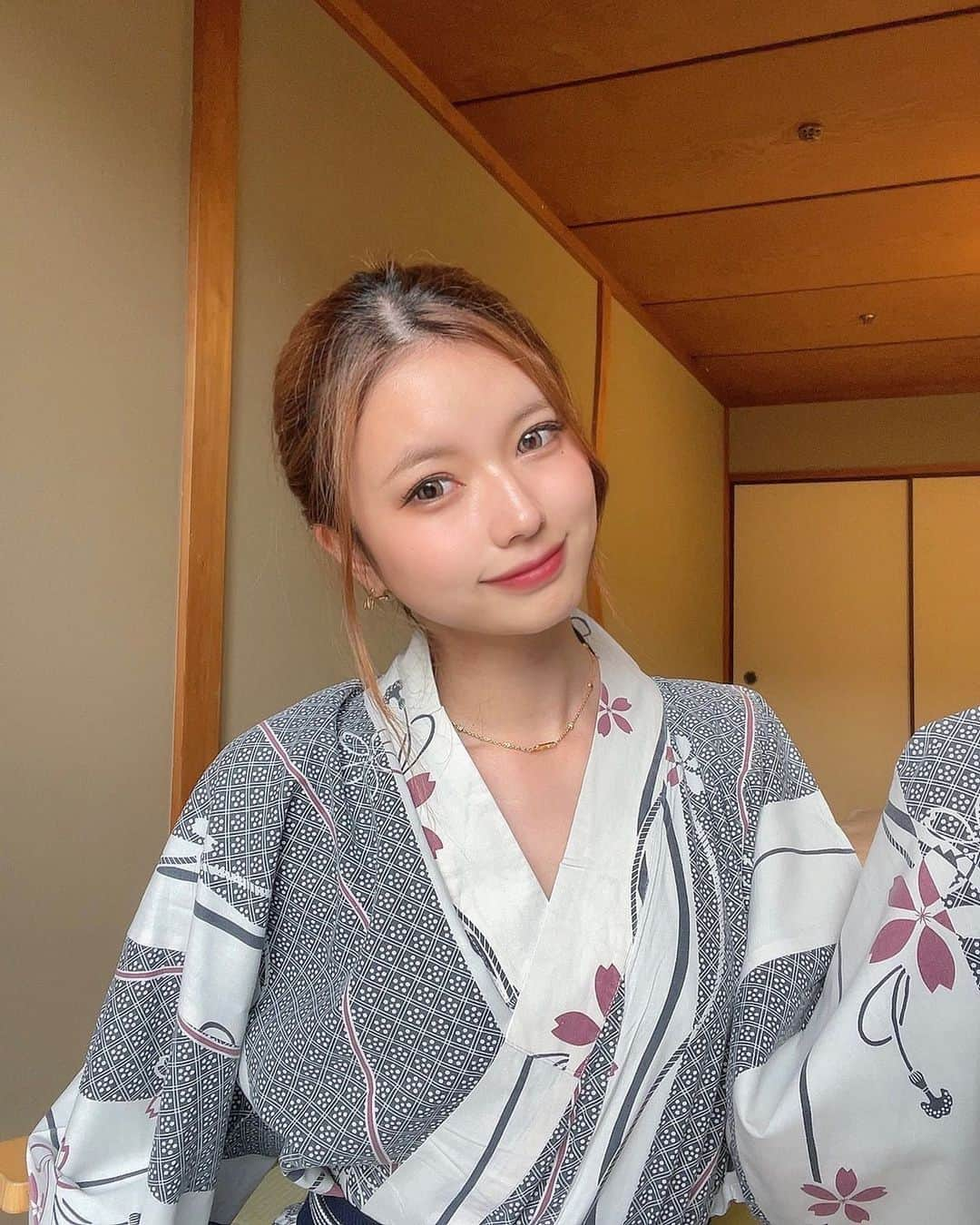 LUNAさんのインスタグラム写真 - (LUNAInstagram)「のんびりリフレッシュ時間🌿  久々に浴衣きた👘 露天風呂も最高だったな〜！  この日珍しくカラコン変えてみたんだけど 結構よかった✌️  #伊豆旅行#伊豆グルメ #伊豆観光 #伊東グルメ #伊東温泉 #旅行コーデ #旅行好き#旅行女子#タビジョ#温泉旅行 #温泉女子 #温泉デート #温泉旅館 #ホテル巡り#浴衣#浴衣女子 #浴衣ヘアアレンジ#浴衣美人 #水着コーデ #水着#浴衣ヘア #浴衣コーデ  #カラコン#カラコンレポ#ゴルフ女子#ol女子#お団子ヘア #お団子アレンジ #旅館 #熱海旅行」6月28日 21時23分 - lunaluna1628