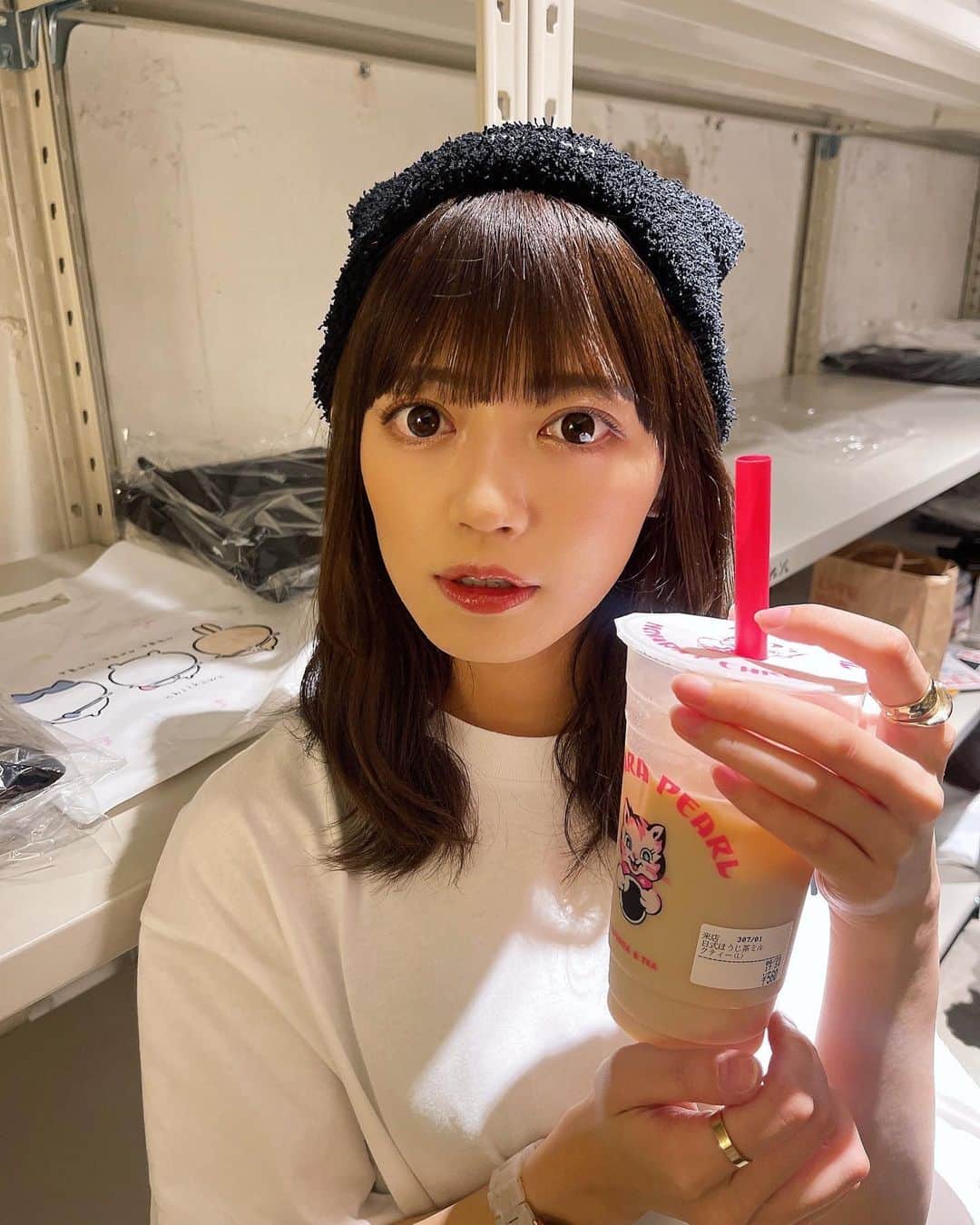 佐藤絵里香のインスタグラム：「🐱 .  わたしが店員さんだったら買いにきてくれる〜?❤︎  バックヤードみたいなとこだったから休憩☺️💖  . . . . . #アイドル #ネコ #ラフォーレ #原宿 #ミディアムヘア #ヘアスタイル #followme #japanesegirl #asiagirl #likeplease #偶像」