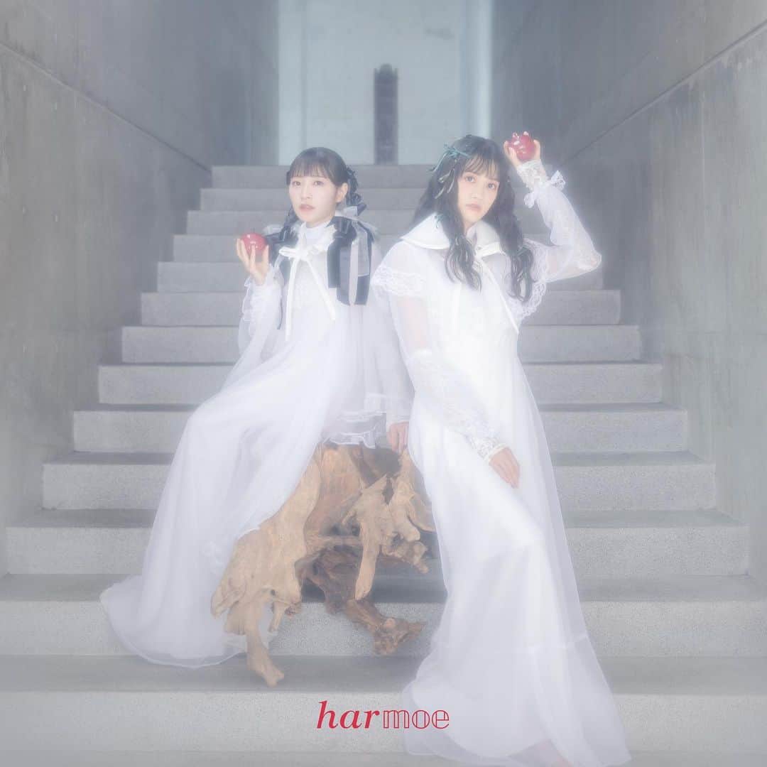 のインスタグラム：「L ━━━━━━━━━ o   harmoe 5th Single  「Love is a potion」  2023.10.11 OUT v ━━━━━━━━━ e  #𝒉𝒂𝒓𝕞𝕠𝕖 #岩田陽葵 #小泉萌香」