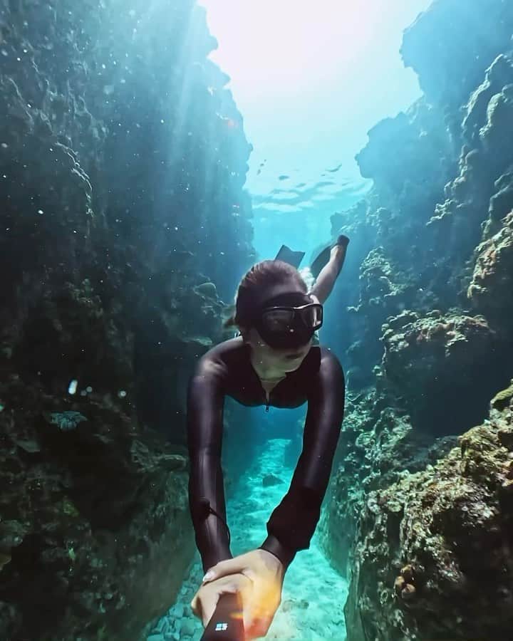 のインスタグラム：「水中の岩陰の隙間を探索 🧭 🤿 この作品で @__naagaa_____ は #GoProアワード $500を獲得。おめでとうございます！ お気に入りの作品を @Quik アプリ、またはGoPro.com/Awardsから応募して賞金をゲットしよう！ ・ ・ ・ #GoPro #GoProJP #GoProのある生活 #沖縄 #フリーダイビング #ダイビング #スキンダイビング #シュノーケリング #海底 #Diving #FreeDiving」