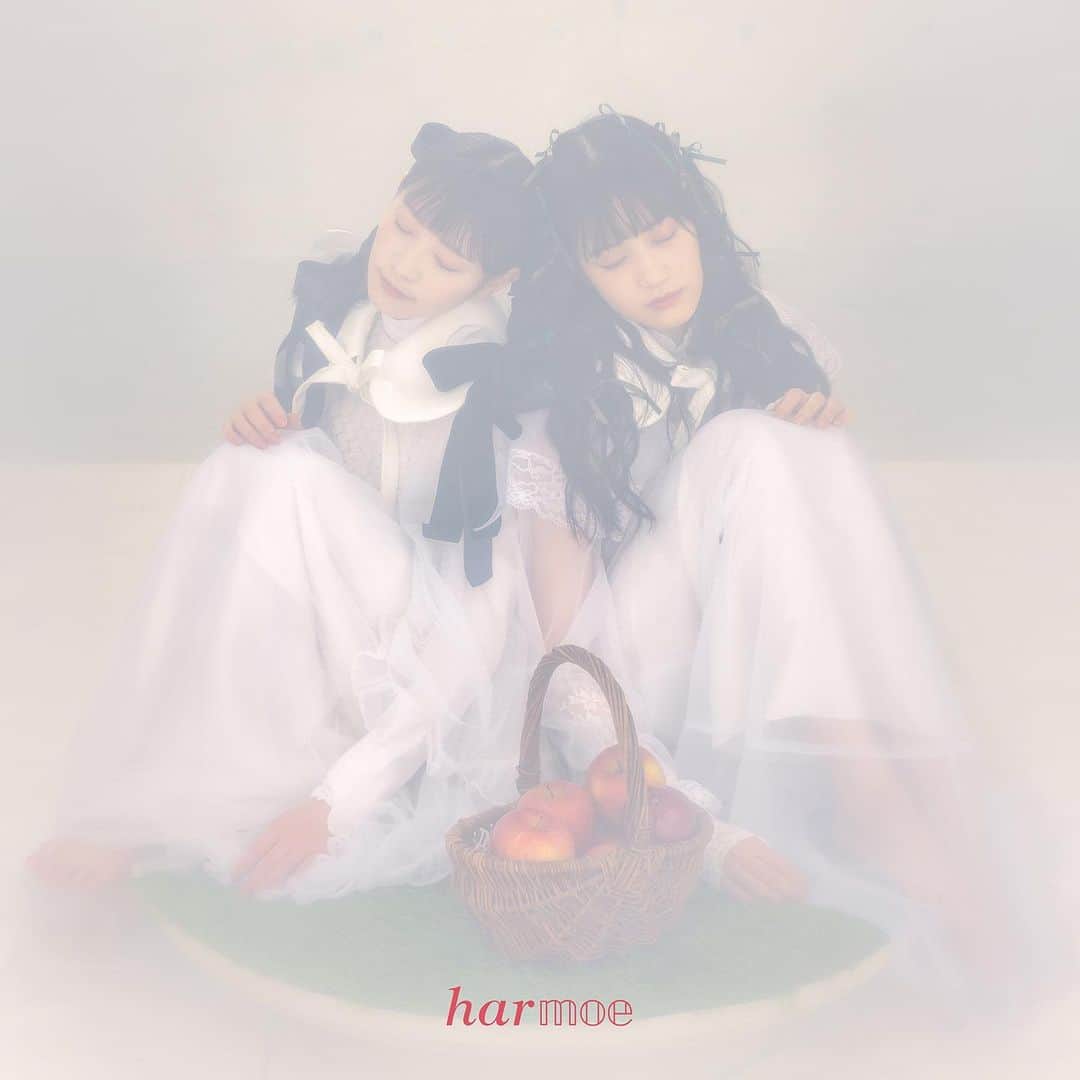 のインスタグラム：「L ━━━━━━━━━ o   harmoe 5th Single  「Love is a potion」  2023.10.11 OUT v ━━━━━━━━━ e  #𝒉𝒂𝒓𝕞𝕠𝕖 #岩田陽葵 #小泉萌香」