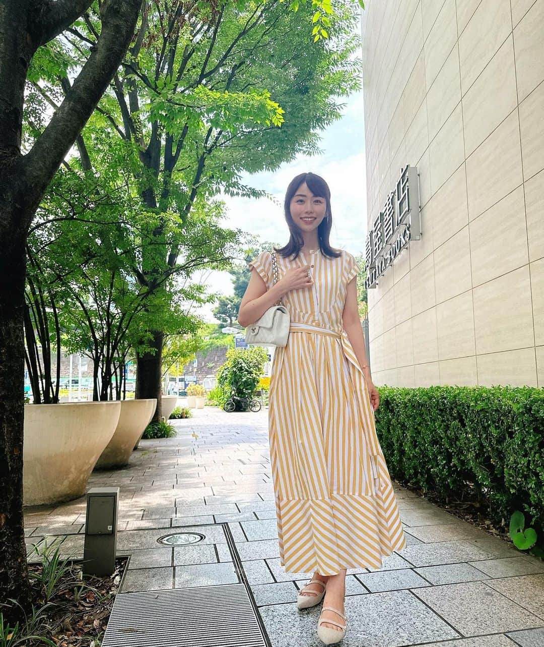 のインスタグラム：「. 映画、怪物を観てきました！🎬 話題になっていて気になっていたのです。 ネタバレになってしまうと良くないので細かい感想は控えますが、 観終わった後も色々な視点から考えさせられるお話だったなぁ。今自分の見ているものは一部であって、それが絶対でも全てでもないなぁと改めて感じました。 . . 暑かったので今日はワンピースでした💛 こうも気温、湿度共に高いと通気性の良い服を選びがちです😂🌼  . . #何気に産後初の映画でした #お迎えの呼び出し電話が来ていないか観終わった後すぐにチェック #大丈夫でした😂✨」