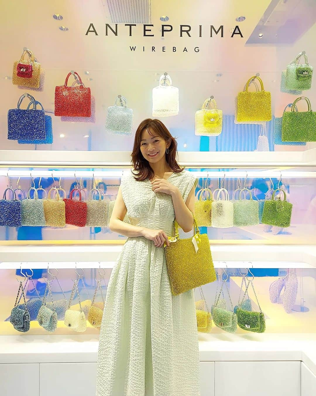 佐藤純さんのインスタグラム写真 - (佐藤純Instagram)「伊勢丹新宿店で開催中のANTEPRIMA / WIREBAG  POP UP STORE へ行ってきました👜  @anteprima_japan  可愛いバッグがたくさん😍  キティちゃんのコラボバッグもあったよ‼️  ディスプレイもめちゃめちゃ可愛かった💕  全部可愛かったけど、私は伊勢丹先行発売のパッロンチーノのパウダリーピンクゴールドにしました😊(写真3枚目)  チェーン付きでショルダーとハンドの2wayで使えちゃう。  ドレスアップはもちろん、シンプルにデニムに合わせても可愛いかも😉  6/26(水)〜7/4(火)まで 伊勢丹新宿店　本館1階ハンドバッグ／プロモーションで開催中です  #anteprima  #anteprima_jp  #anteprimawirebag  #wirebag  #LUCCHETTO  #アンテプリマ  #ワイヤーバッグ  #パッロンチーノ  #ママ #ママモデル #モデル  #mama #mamamodel #model」6月28日 21時24分 - junsatoidea