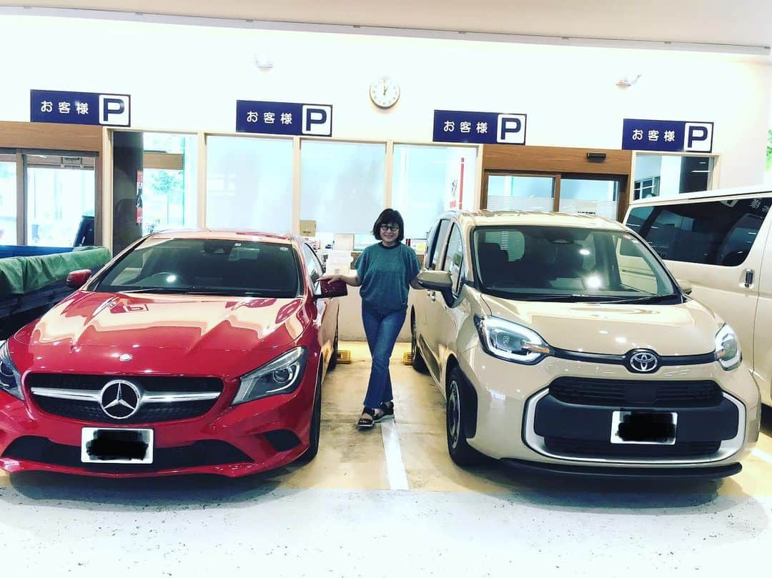 岡まゆみさんのインスタグラム写真 - (岡まゆみInstagram)「🚗ちゃんとお別れでした…。 8年間ありがとう！とても楽しく、とても愛らしく、とても安全でした。 まだまだ乗りたかったけど…。 母のために乗り降りしやすい車にチェンジしました。2台持ちできれば嬉しいけど…とても贅沢になっちゃうから…ね…😢 素敵なオーナーさんのところに行けますように…祈ってます。 今度の車ちゃんは、おとなしい車ちゃんです。 スライドドアーなので、きっと母も乗り降り楽になるでしょう。 これからよろしくね！ ＃メルセデスベンツ　＃トヨタシエンタ　＃お別れ　スライドドアー　＃岡まゆみ」6月28日 21時19分 - okamayumidesu