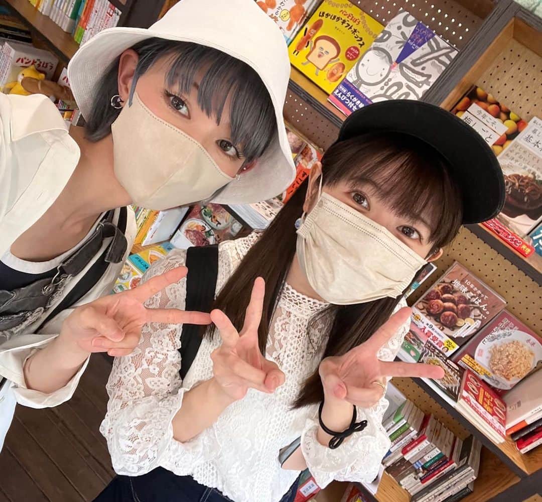竹達彩奈のインスタグラム：「この間、 最上もがちゃんと 南明奈ちゃんとランチしました🍽️ ねむちゃんにも久しぶりに会えた！ （マミーブレインしててなぜか初めましてと勘違いしていたのだけど😭）  器まで可愛い！！ そしてごはん美味しい！！ もがちゃん明奈ちゃん可愛い❤️ とっても優しい✨ いろいろお話して楽しいひとときを過ごしました。  最近はみもりんとベビー会わせるお茶会したり、お友達に会えて嬉しい。まだまだ会えてない人たちもいるので、タイミングみて会えたらいいな〜☺️」
