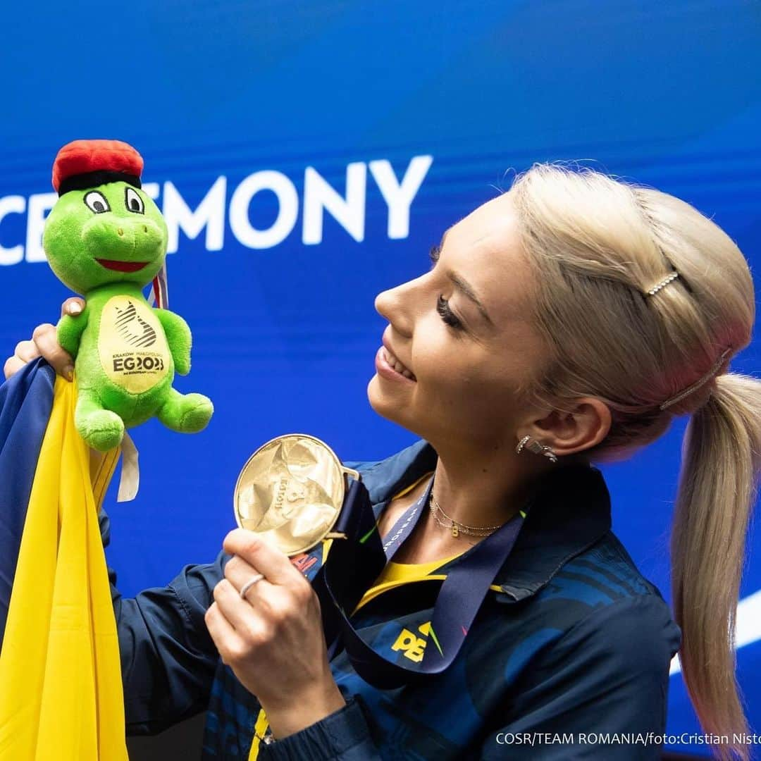 ベルナデッテ・スッチさんのインスタグラム写真 - (ベルナデッテ・スッチInstagram)「Another Dream come True 🥇, never doubt the power of your own potential, is limitless !  Finally,  I managed to climb onto the highest step at the European Games. To say that I’m happy and fulfilled would be an understatement!   Firstly, I would like to thank my coach @ionutseni and also to my club @csa.steaua.bucuresti for their patience, time, efforts , support and for always believing in me! They are continuously giving me the right tools to achieve great performances and I know this won’t stop here 😉 Thank you to my family, especially to my brother @szocs.hunor who’s been here with me and shared the emotions of this gold medal.  Without them I would not have won this medal 🥇 , so yeeeeeesssssss this victory is theirs as much as is mine !  Thanks a lot for the support @frtenisdemasa @olympicromania @agentianationalapentrusport @tibhar_crew !!!! Last but not least thank you to everyone who unconditionally has been supporting me day in day out , through my lows and through my highs for so many years .  But “there is always room for better” so now I know there is more to come😜 I love you all 🫶🏻 #europeangames2023 #goldmedal #europeanchampion #happy #dreamscometrue #nevergiveup #positive #proud #happymoments #🏅 #🏆 #csasteauabucurești」6月28日 21時25分 - szocsbernadettecynthia