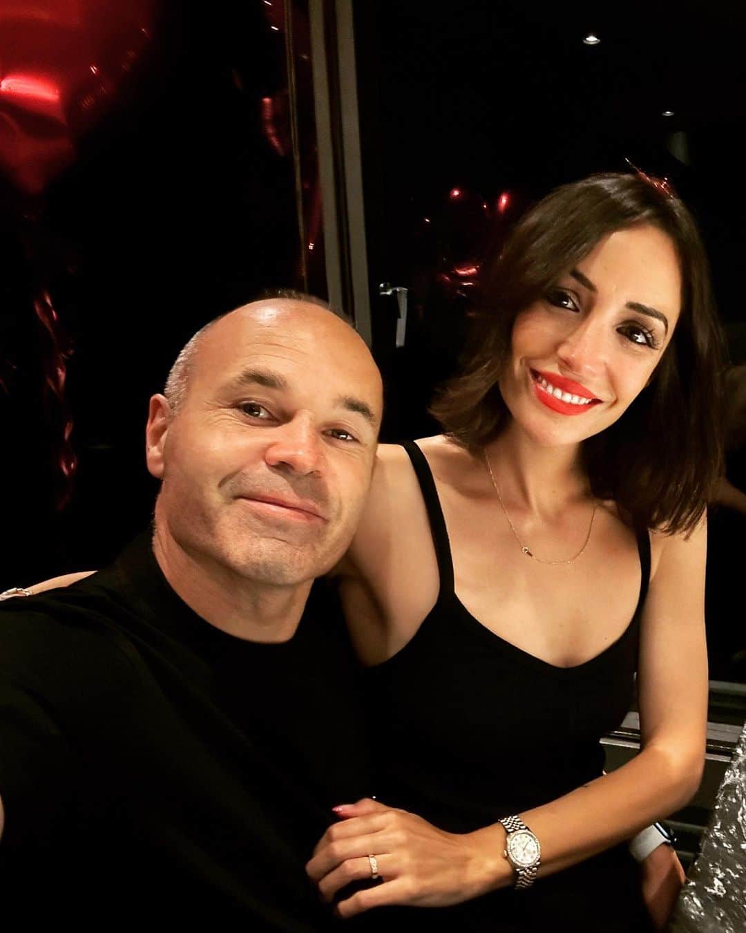 アンナ・オルティス（イニエスタの妻）のインスタグラム：「Hemos aprendido a aceptar el presente.  Y seguimos apreciando la incertidumbre juntos.  Hemos vivido momentos mágicos.. y difíciles tambien..  Pero seguimos aprendiendo de la mano, juntos.. construyendo lo mejor de nuestras vidas..   Gracias por aparecer esa mágica noche de San Juan de 2007..  Felices 16 años mi amor para siempre 🙏🏼🤍  Te quiero.」