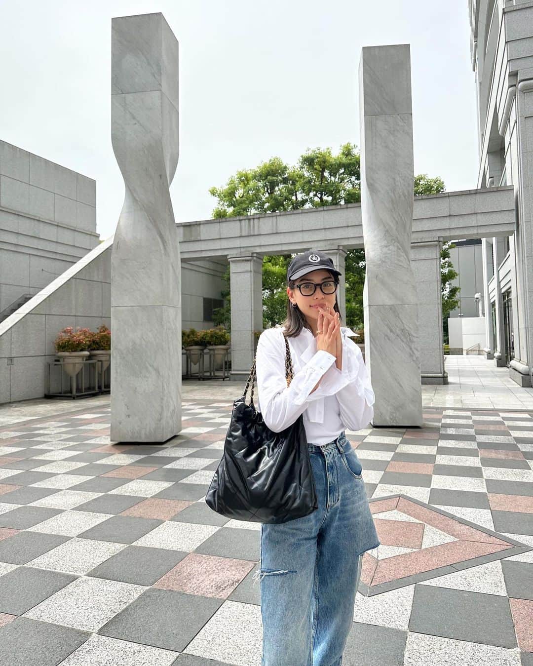 滝沢カレンのインスタグラム：「どこまでも丈足らずでシャツ界でいうならちょっとした赤ん坊扱いされてしまうようなちょん切りシャツに、腹話術でも始めそうな口切りデニム👖  そんなお洋服たちが今日を楽しませてくれました。  あまりに好きな洋服すぎると反射板みたいな壁が気になって、ついつい横目が増えてしまう歩き道🚶‍♀️です🌱  そんな日みなさまにもありますか？  なぜいつの時代からこんなに服装は変化したのでしょう。😆  着物の時代に私たちが現れたらどんな顔して武士たちはどんな言葉をかけてくるかが楽しみです🤭  そして500年後はどんなお洋服が 可愛いと言われてる地球があるんでしょうね☺️」