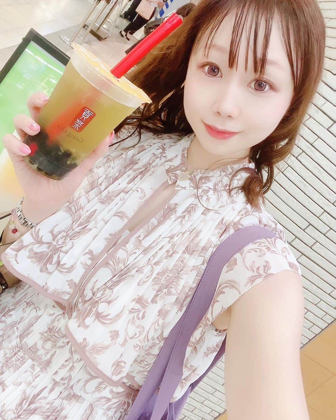 千咲まりのインスタグラム：「. やっと貢茶のマスカットティー飲めた😘🍇 ずっと完売してたけど上野で発見〜✨  #SNIDEL #snidelワンピース  #貢茶 #ゴンチャ #マスカット #タピオカ」