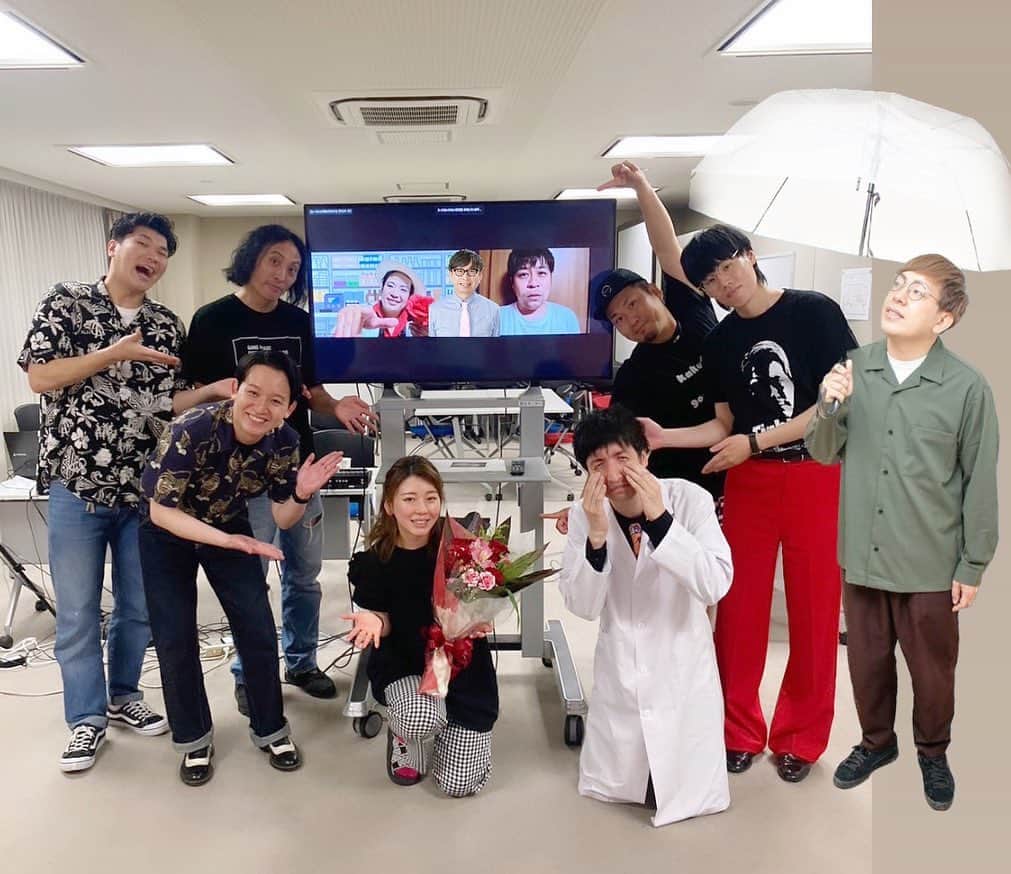 のインスタグラム：「!...昨夜は . . .  【森本大百科の入ってはいけない研究室】ニコニコ動画ラスト出演でした ご覧くださった皆様、出演者の皆様、関係者様ありがとうございました デジタル担当の方は デビュー当初のつぼみのニコニコランドやってる時からの方で本当にお世話になりました💐 私のカラー真っ赤な花まで頂き嬉しかったー！感謝です☺️ . 終わってからメンバーラインでもメッセージくださって 入ってはいけない研究室メンバーでニコ生出来たこと楽しかったし、本当に嬉しかった！ ありがとうございました！ . . #ニコ生 #生配信」
