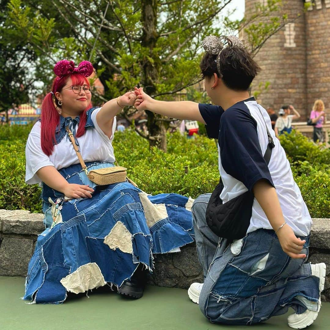 あさひさんのインスタグラム写真 - (あさひInstagram)「🏰💍💓  #聖地  #プロポーズ  #デニムコーデ #新婚  #ディズニー  #シンデレラ城  #やっぱ #イケメン  #メンション  #いつも  #鼻  #に  #するのやめろ」6月28日 21時29分 - asahi1114da