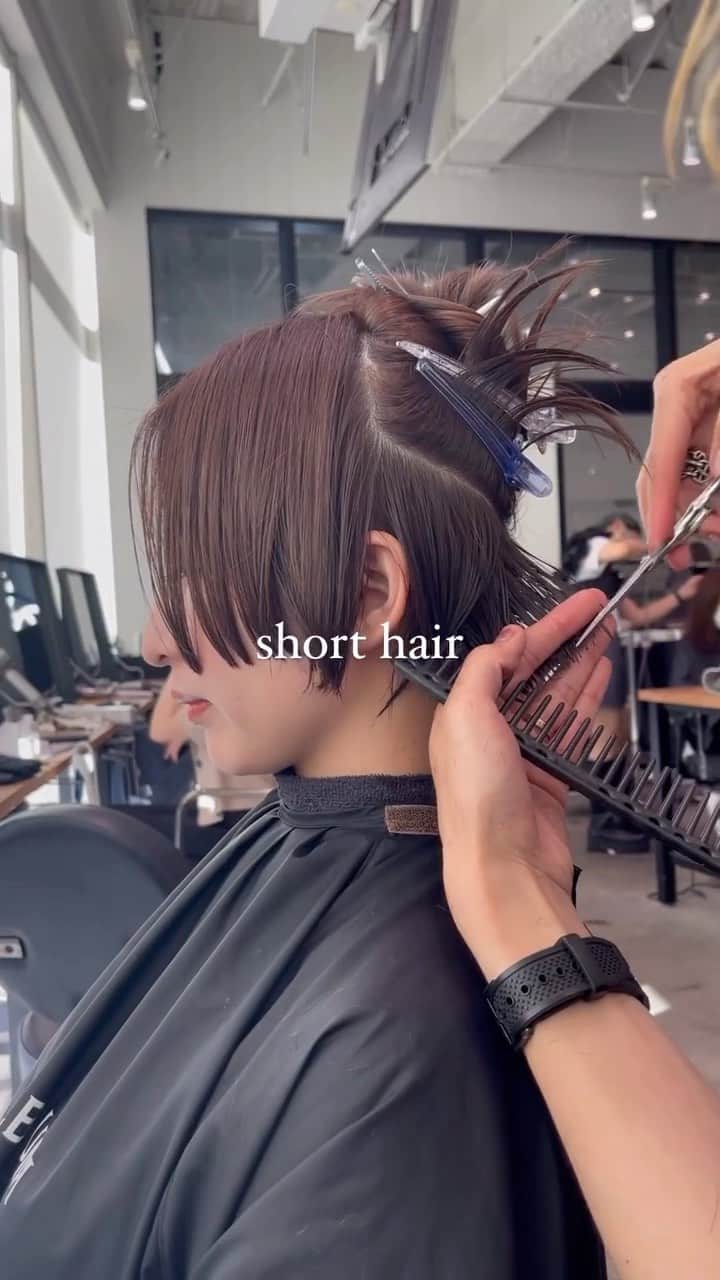 のインスタグラム：「✔style by @yu_kihair  【 #ALBUM動画_カット】 ↑別パターンはこちら↑  - - - - - - - - - - - - - - -  難しいと思われがちな ショートカットも似合わせます！  - - - - - - - - - - - - - - -  こちらのスタイルは 銀座店の伊藤 佑記（ @yu_kihair ） が担当いたしました！  何かご不明点がございましたら お気軽にコメントください。 担当スタイリストからも コメントいたします！  - - - - - - - - - - - - - - -  cut ¥2,200~ cut + color ¥3,500~ cut + double color ¥12,200~ etc... ※店舗により料金が異なります。  - - - - - - - - - - - - - - -  《求人募集》 ALBUMでは店舗拡大のため 随時スタッフを募集しております！  「トレンドヘアーを、毎月通える価格で提供。」が コンセプトのサロンです。 めまぐるしく変化する 世の中のトレンドを素早くキャッチし、 誰にでも手の届くお手ごろなプライスで 毎月通えるサロンを目指しております。  《業務内容》 ①正社員スタイリスト ②業務委託スタイリスト ③中途アシスタント  《応募方法》 ALBUM公式Instagram TOPページに 記載されております URLからご応募くださいませ。 www.album-hair.com/recruit  - - - - - - - - - - - - - - -  【お問い合わせ先】 ALBUM OFFICE TEL / ‪03-6712-5547‬ FAX / ‪03-6712-5548‬ MAIL / info@album-hair.com  ALBUM（ @album_hair ）  #ショートヘア #ショート #ショートスタイル #ショート女子 #ショートヘアー #ショートボブ #ヘアスタイル #髪型 #ショートカット #カラー #ヘアカラー #ブリーチ #ダブルカラー #ハイトーン #カット #イメチェンカット #似合わせカット #カット動画 #ヘアカット #小顔カット #カシスカラー #銀座美容室 #剪髮 #短髮 #짧은머리 #이발 #haircut #hairsalon #ตัดผม」