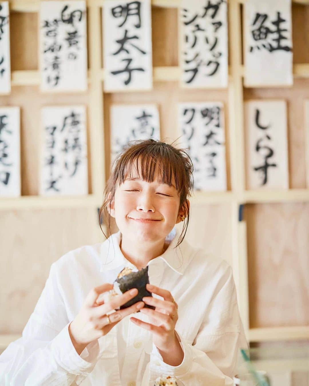 佐藤栞里さんのインスタグラム写真 - (佐藤栞里Instagram)「. MORE連載 "ちょっと食べてみ！？" 本日8月号が発売になったので ひとつ前の7月号からアザーカットを☺︎ ななんと3年ぶりのロケ！ 東京の最新グルメを巡ってきました🗼 さすが東京、、！ お店の扉を開けるたびに世界が広がって なんだか旅をしている気持ちになりました✈︎ もちろんお取り寄せも最高だけど 店員さんのお話を聞きながら笑顔を見ながら食べる、 できたてのごはんはやっぱりいいよね、 とっても美味しいね🥰 おにぎりからピタサンド、チャイティーなどなど 皆さんもぜひ、旅気分でのぞいてみてください☺️ #ちょっと食べてみ！？ #連載拡大版」6月28日 21時30分 - satoshiori727