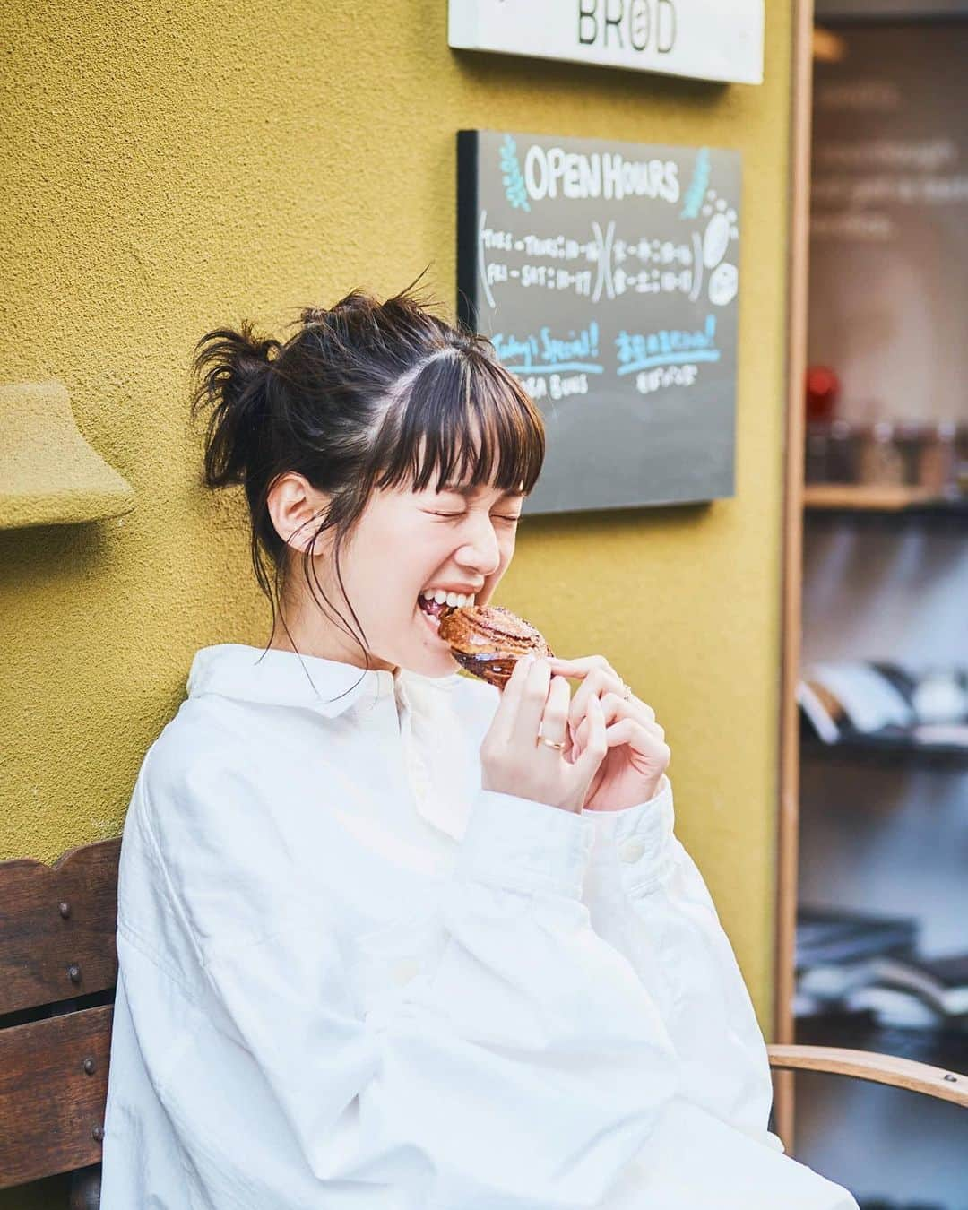 佐藤栞里さんのインスタグラム写真 - (佐藤栞里Instagram)「. MORE連載 "ちょっと食べてみ！？" 本日8月号が発売になったので ひとつ前の7月号からアザーカットを☺︎ ななんと3年ぶりのロケ！ 東京の最新グルメを巡ってきました🗼 さすが東京、、！ お店の扉を開けるたびに世界が広がって なんだか旅をしている気持ちになりました✈︎ もちろんお取り寄せも最高だけど 店員さんのお話を聞きながら笑顔を見ながら食べる、 できたてのごはんはやっぱりいいよね、 とっても美味しいね🥰 おにぎりからピタサンド、チャイティーなどなど 皆さんもぜひ、旅気分でのぞいてみてください☺️ #ちょっと食べてみ！？ #連載拡大版」6月28日 21時30分 - satoshiori727