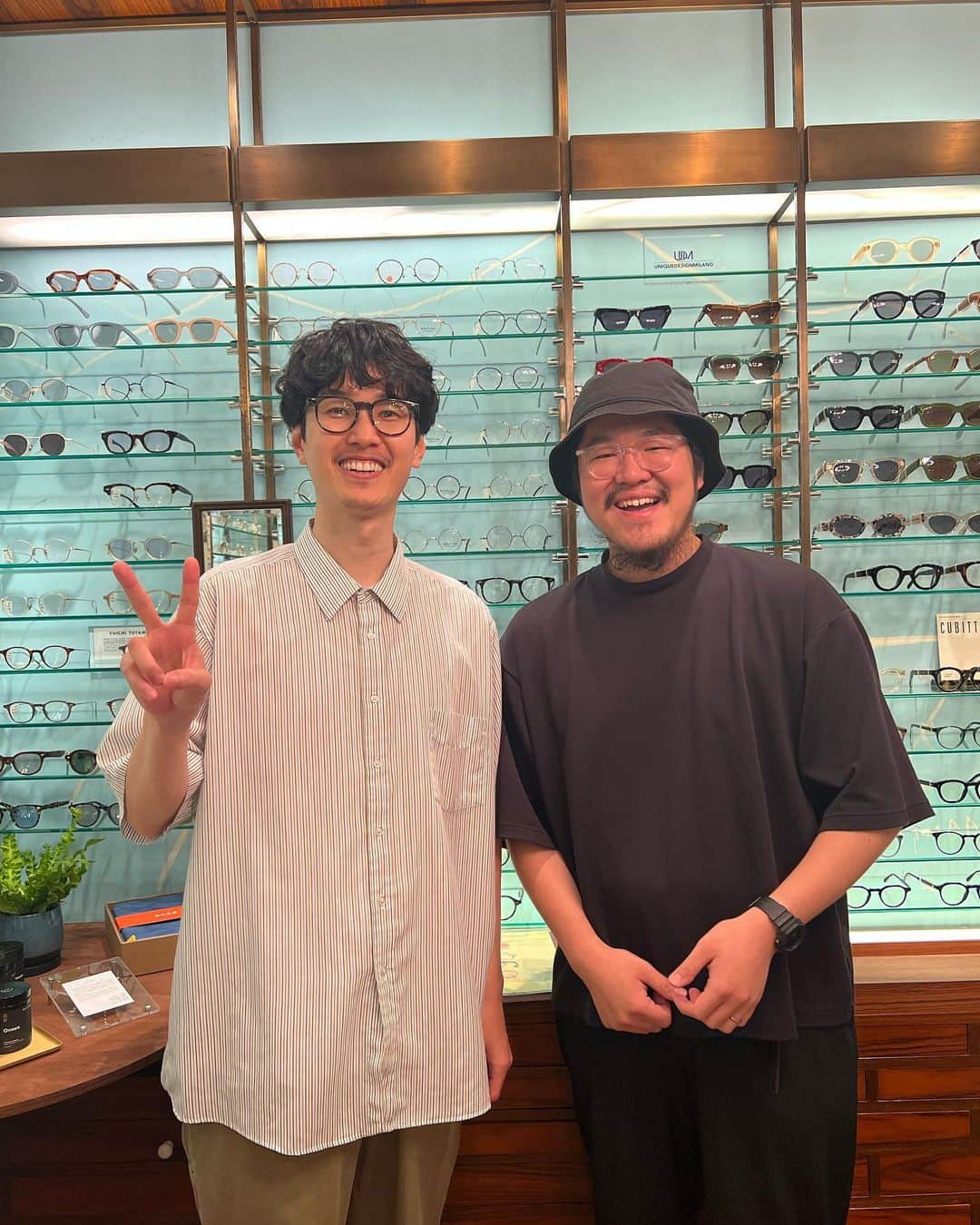 永井響のインスタグラム：「めがね完成〜！ いつもめがねのことは田代さんにアドバイスもらってます🙏🏼　  そして2人お揃いの#lawrencejenkinspectaclemaker  #lawrencejenkin   Thank you so mach!!!!」