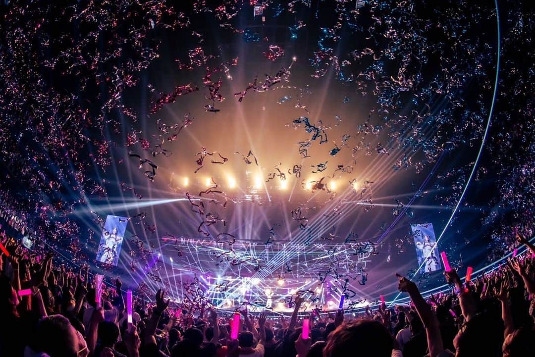 のインスタグラム：「#YOASOBI電光石火ツアー 完走して クッタクタに燃え尽きてました！！ (投稿遅くなってごめん🥲)  最高の旅を共に歩んでくれてありがとう。 そしてYOASOBIの新たな旅の幕開けです。これからも末長くよろしくね🛳️🌌👥  また写真やオフショはちょっとずつあげてくね👌🏻」