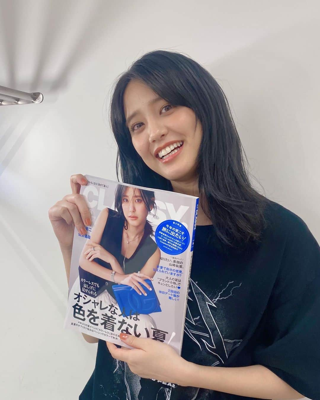 山崎紘菜さんのインスタグラム写真 - (山崎紘菜Instagram)「✨ @classy_mag_insta  8月号🐠本日発売です！！！ 念願の表紙を任せていただきました🥹✨ 嬉しいいいいいいいいいい😭 たくさんおうちに連れて帰ってあげてください😳😳😳 #classy #8月号」6月28日 21時33分 - hirona_yamazaki