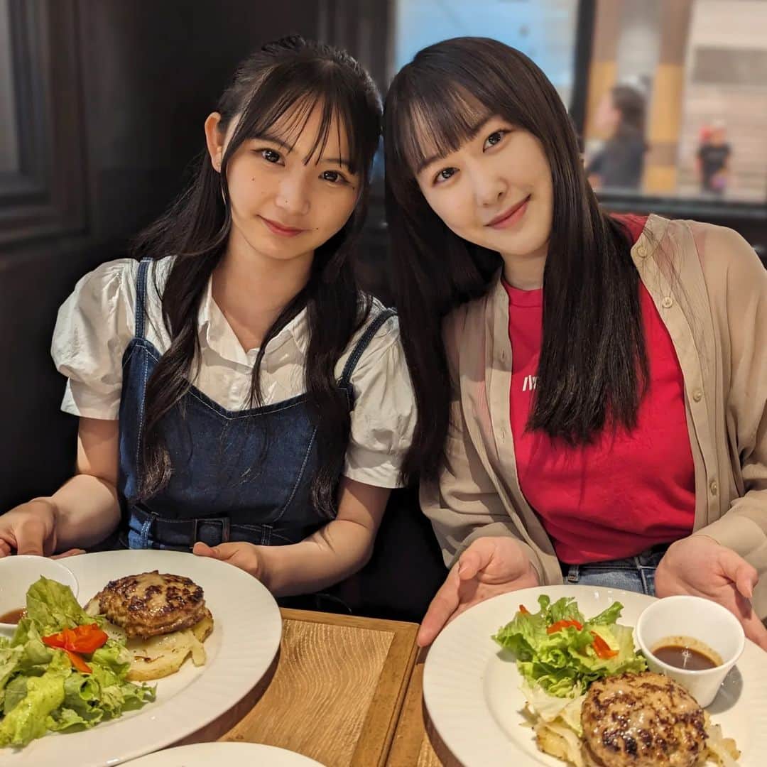 山下森羅さんのインスタグラム写真 山下森羅instagram「わかちゃんとハンバーグ食べたよ～🫶⁡ ⁡⁡ ⁡ほっぺが落ちちゃうくらい⁡ 